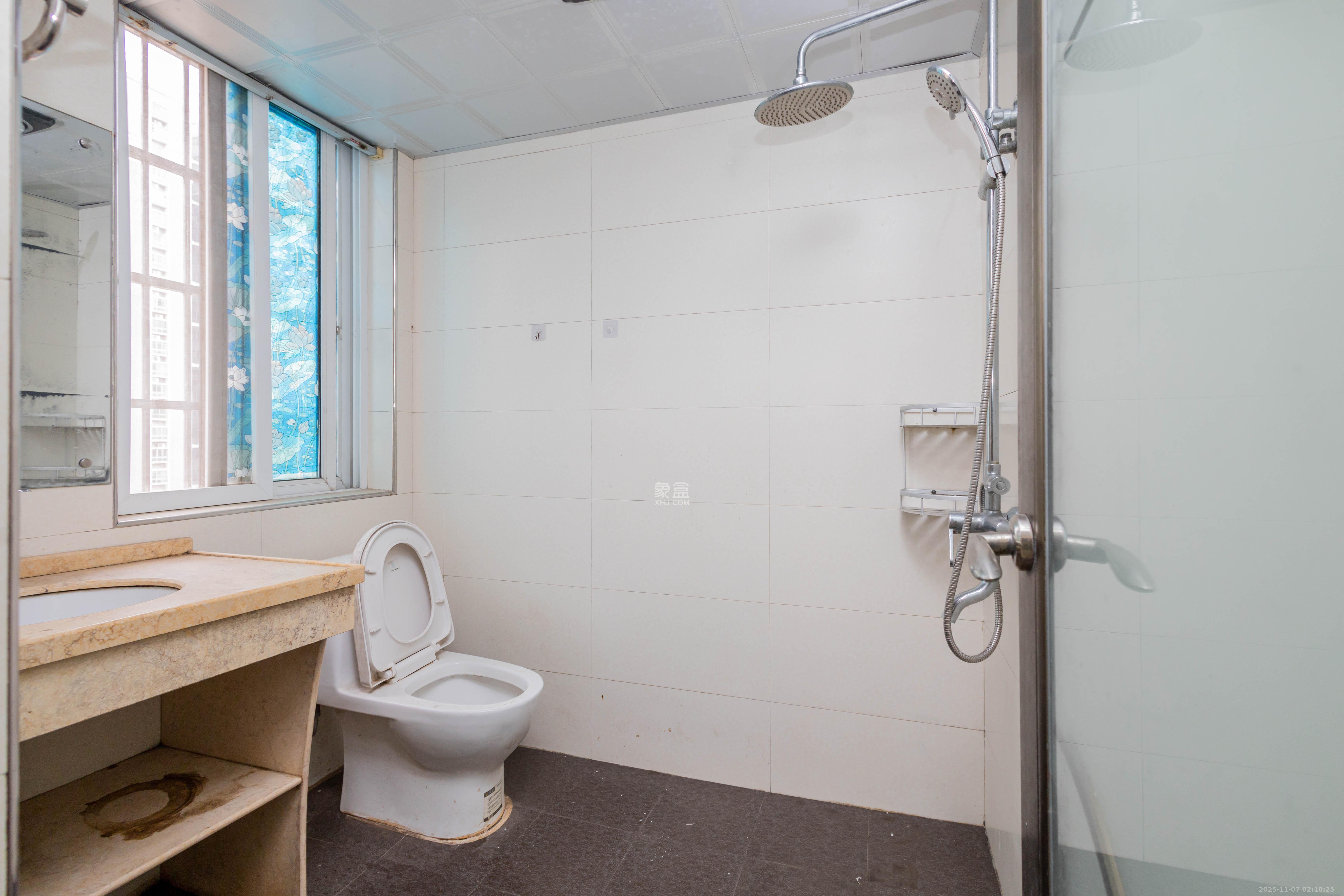 紫云阁  4室2厅2卫    71.8万卫生间