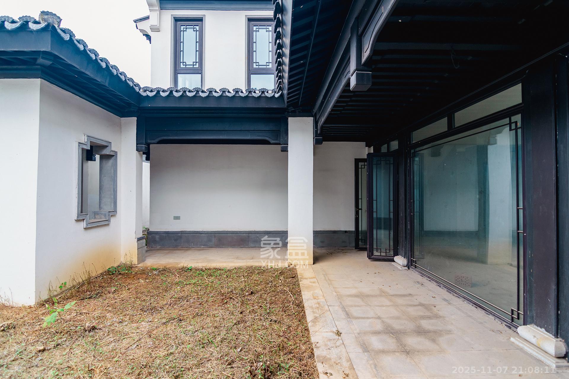 绿城高尔夫小镇  6室2厅2卫    900.0万其他