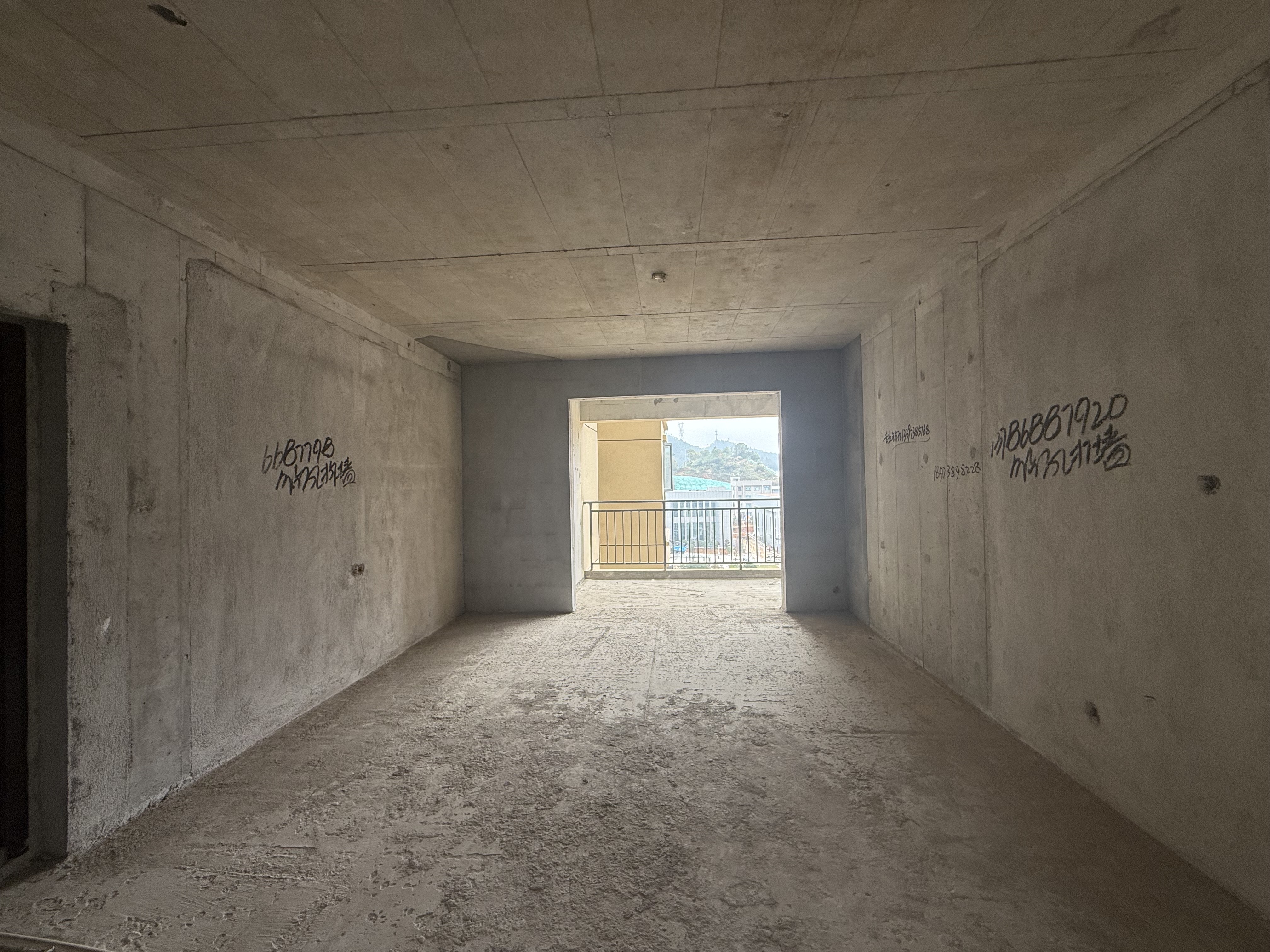 吉大汉珠山府  4室2厅2卫    108.0万客厅