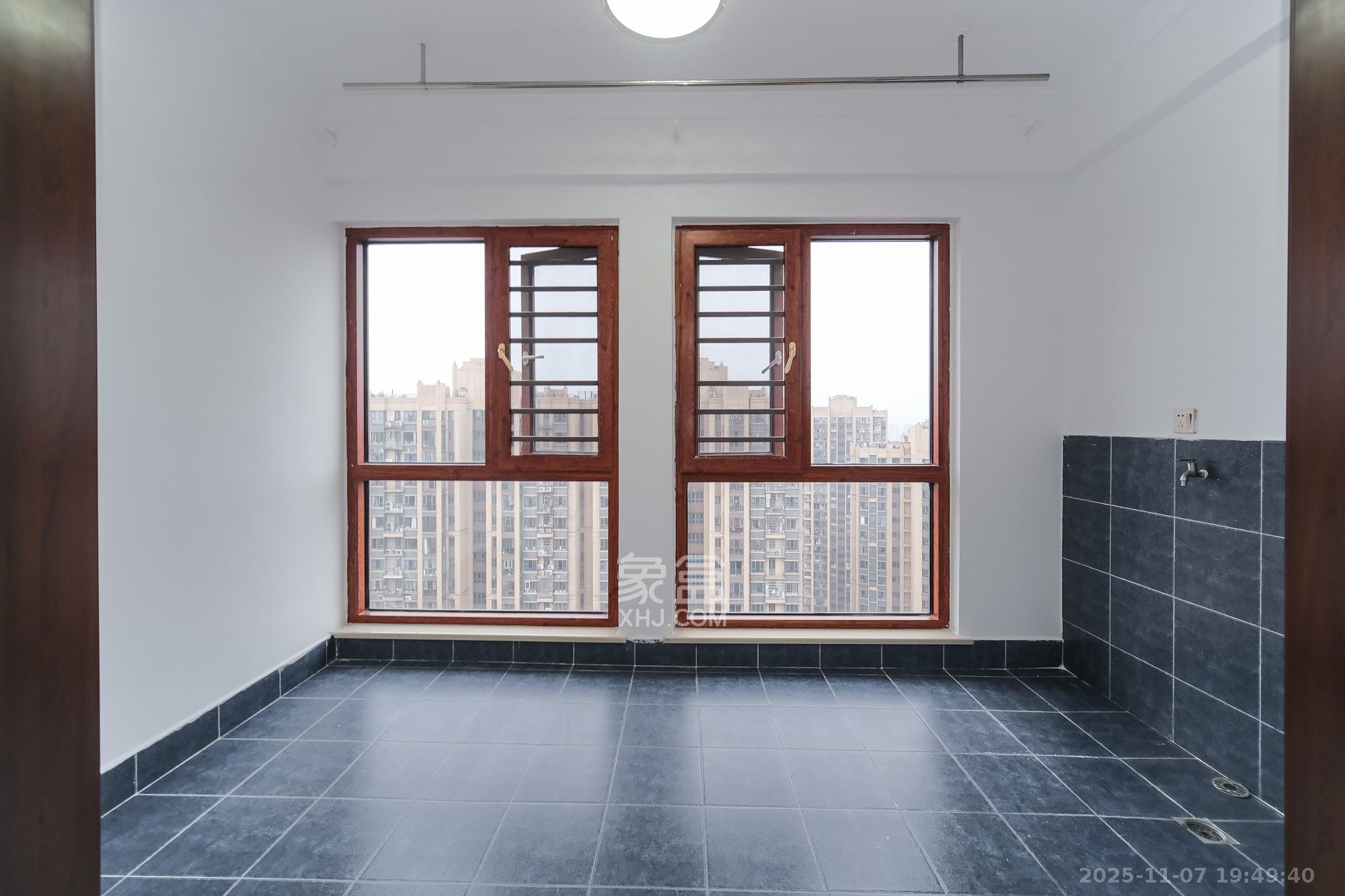 荣盛花语城 3室2厅2卫 65.0万 荣盛花语城 3室2厅2卫 65.0万阳台