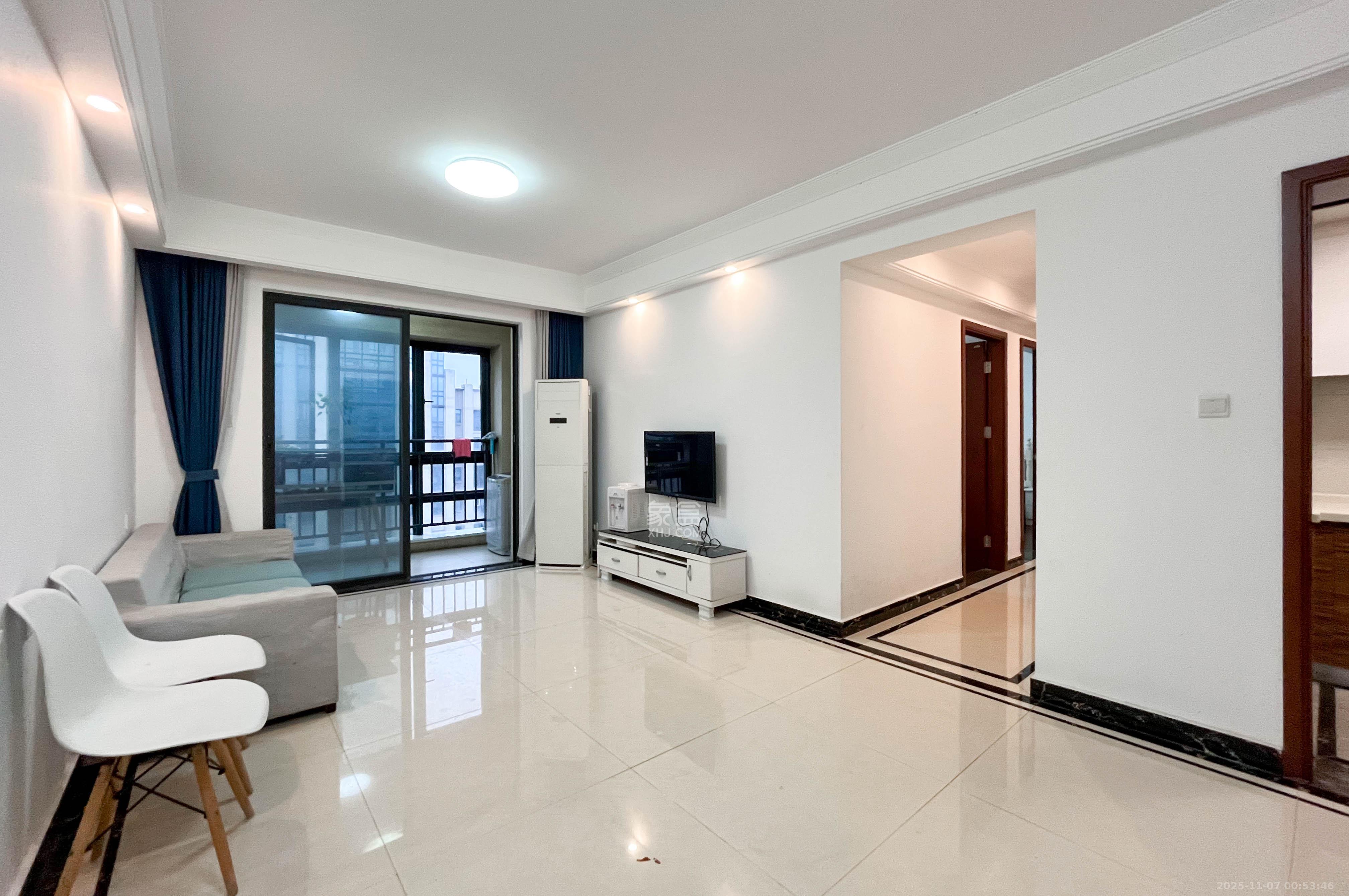 中海梅溪湖壹号 3室2厅1卫 118.0万 中海梅溪湖壹号 3室2厅1卫 118.0万客厅