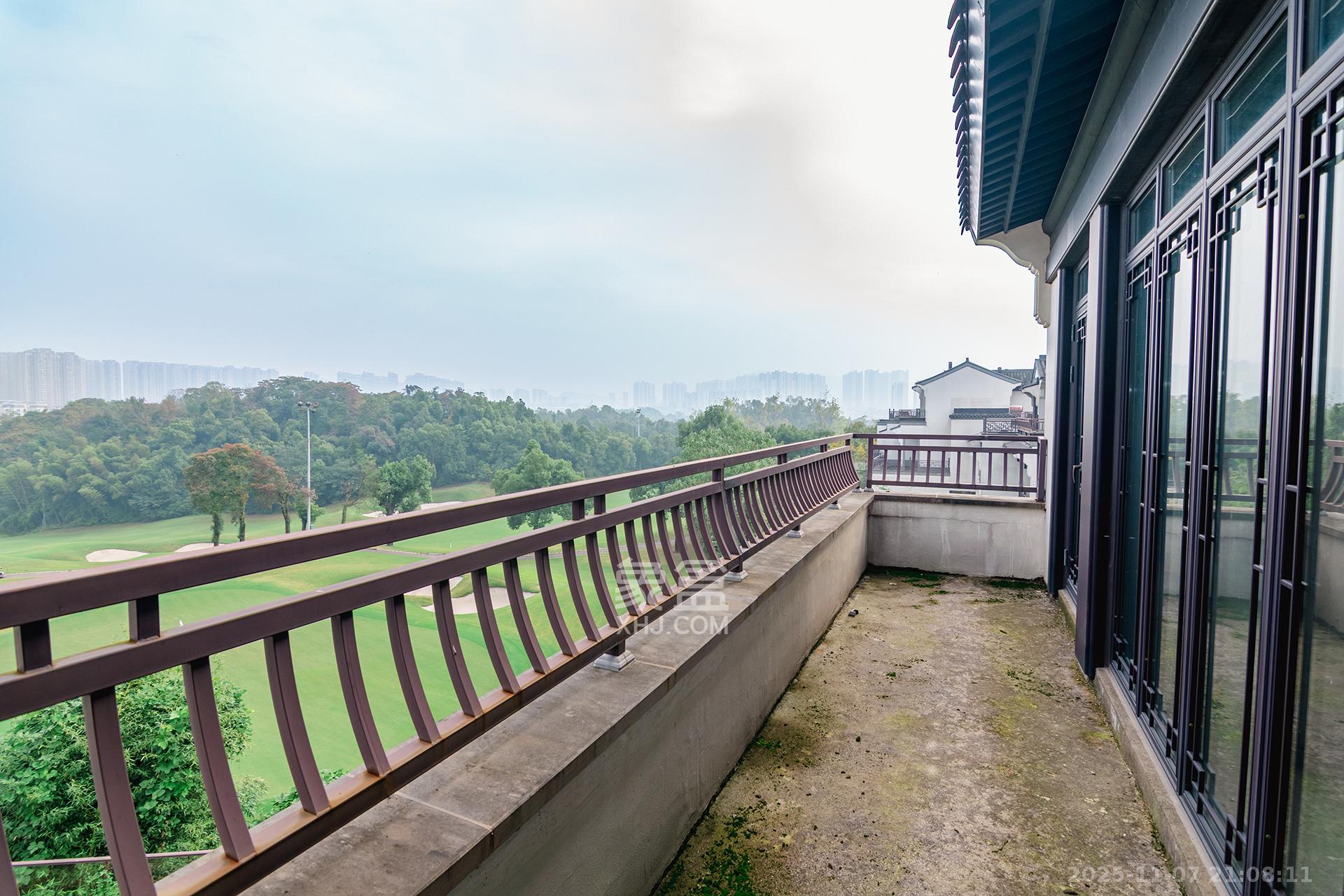 绿城高尔夫小镇  6室2厅2卫    900.0万阳台