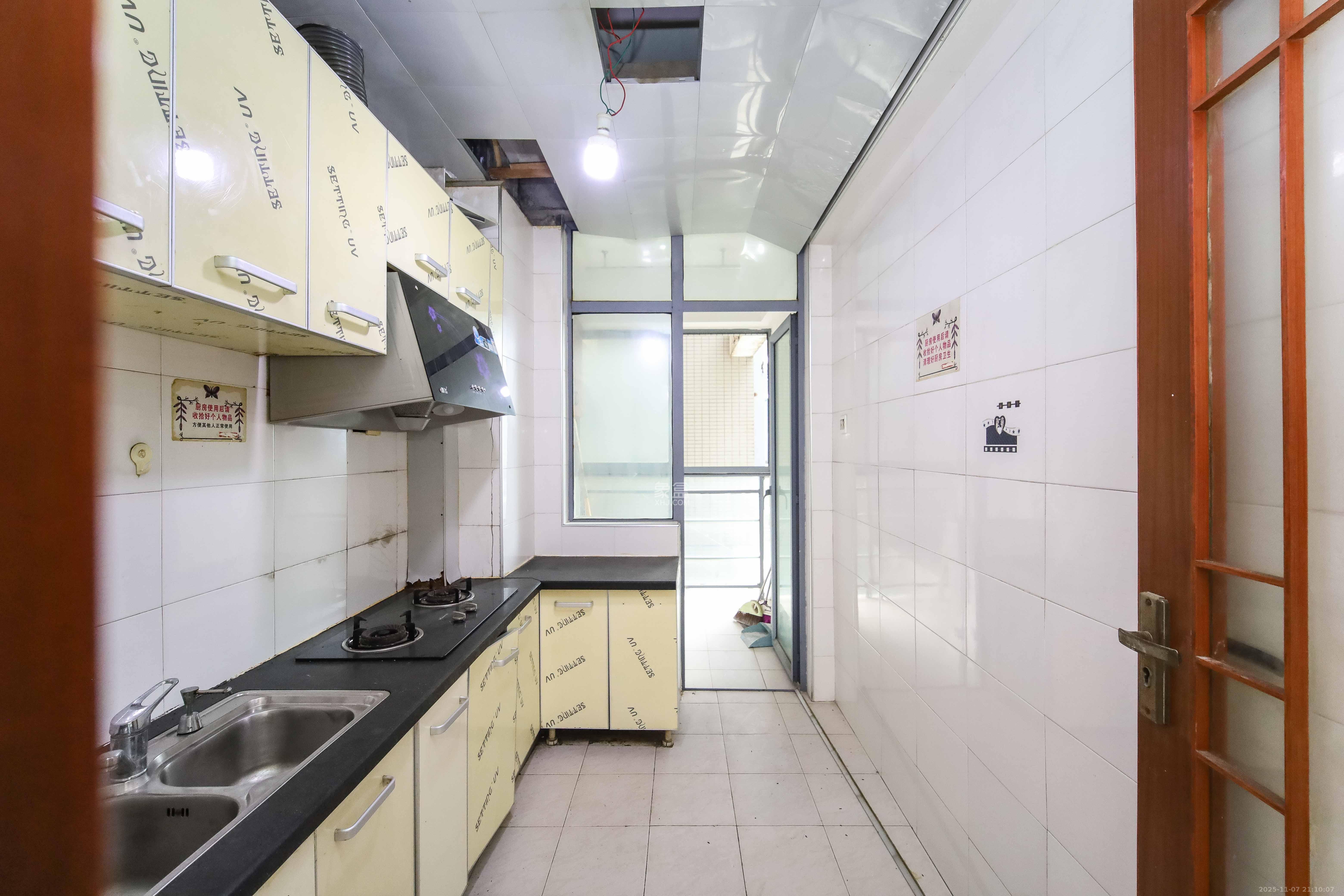 银港水晶城 3室2厅2卫 99.8万 银港水晶城 3室2厅2卫 99.8万厨房