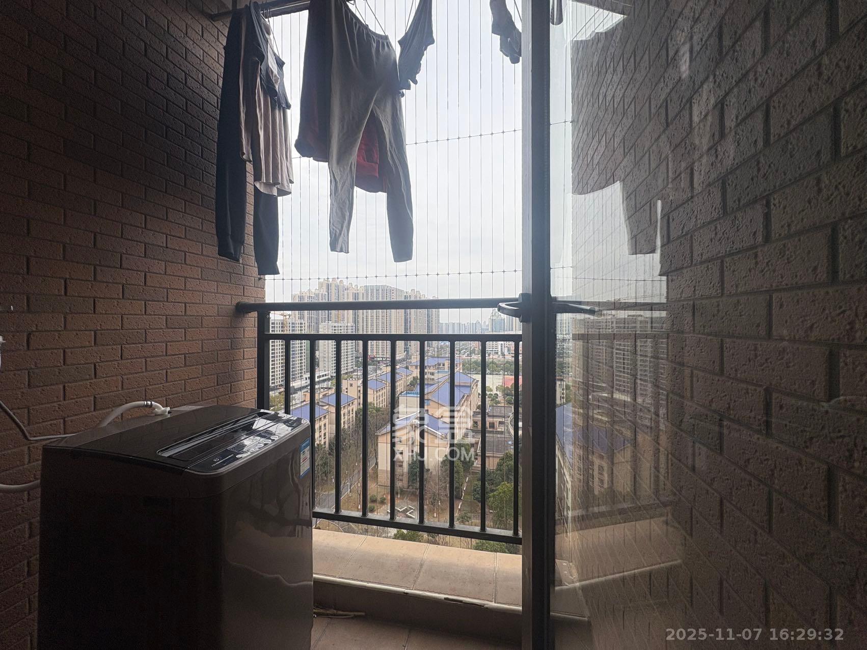 水岸世景  1室1厅1卫    1100.0元/月室内图