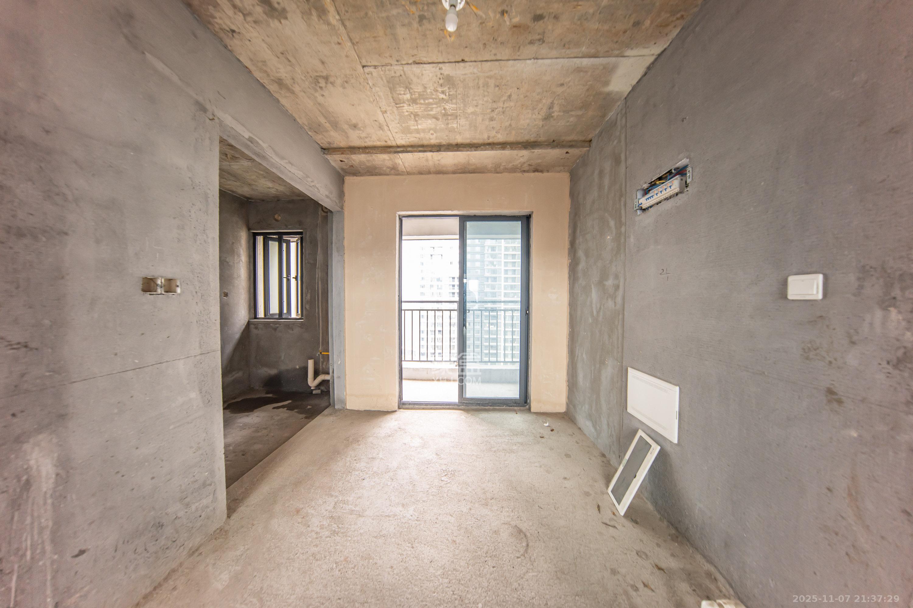 汉高学士府 4室2厅2卫 107.0万 汉高学士府 4室2厅2卫 107.0万客厅