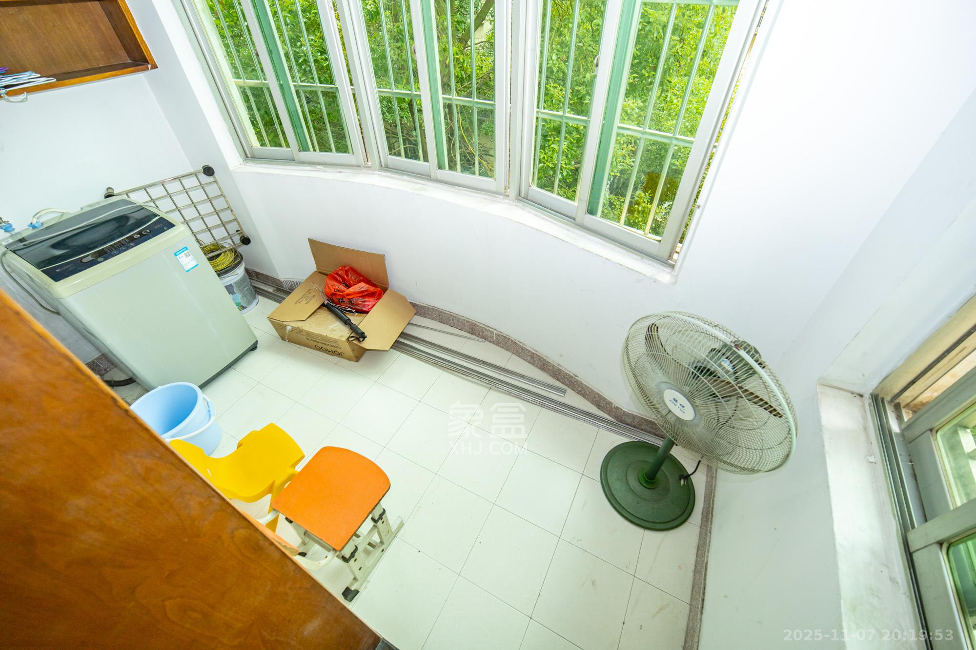 中南汽车世界 2室2厅1卫 29.8万 中南汽车世界 2室2厅1卫 29.8万阳台