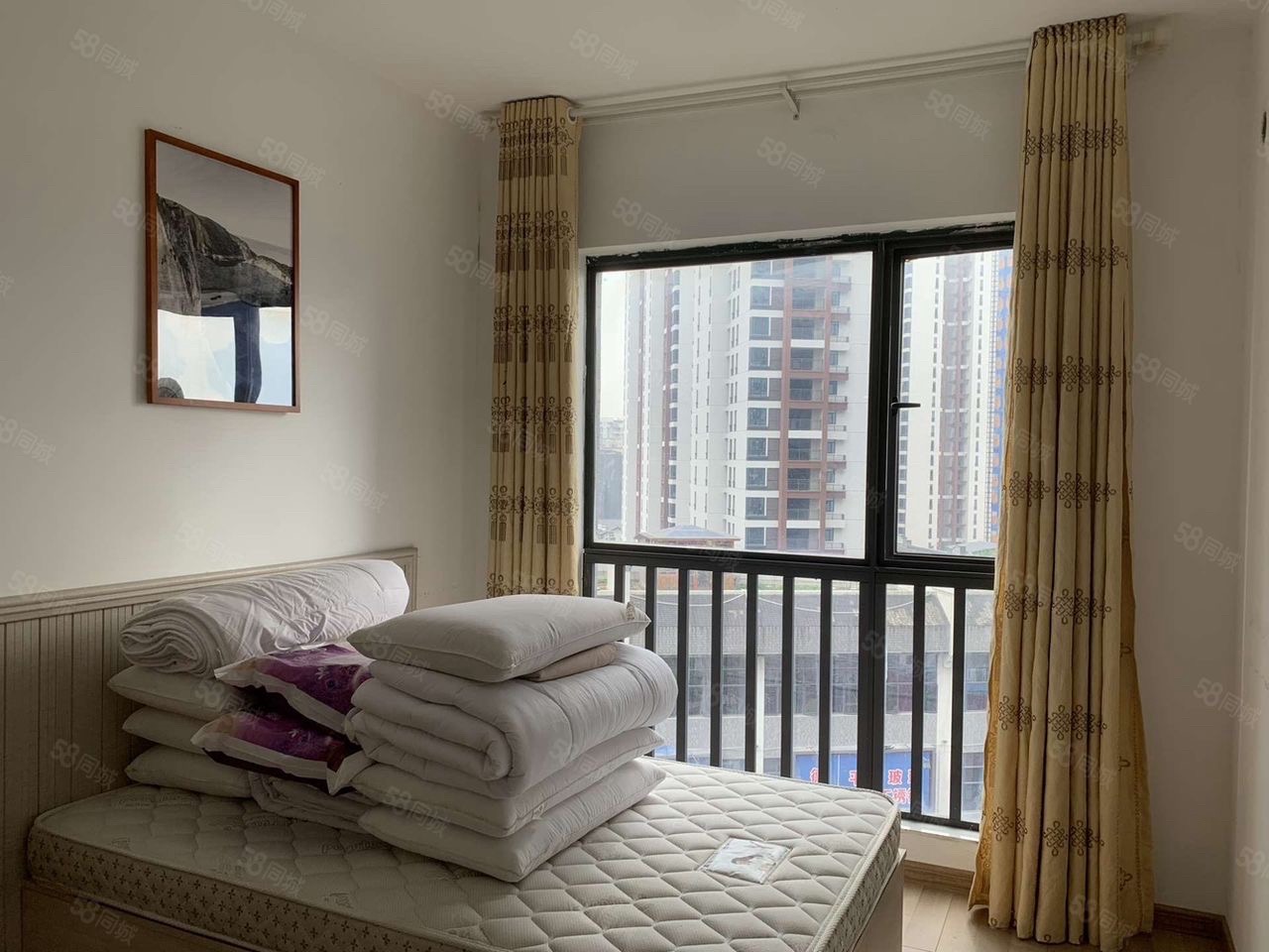 逸臣中央  3室2厅2卫    2000.0元/月室内图