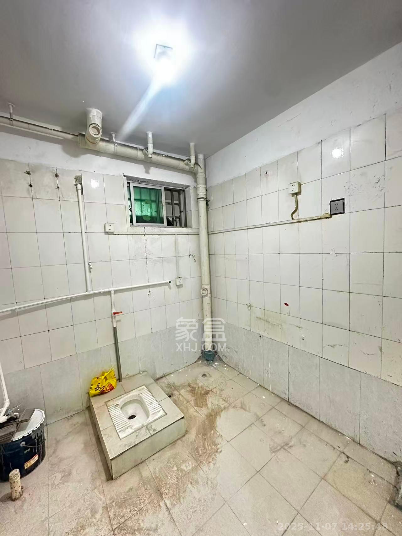 中南汽车世界  3室2厅2卫    1300.0元/月室内图