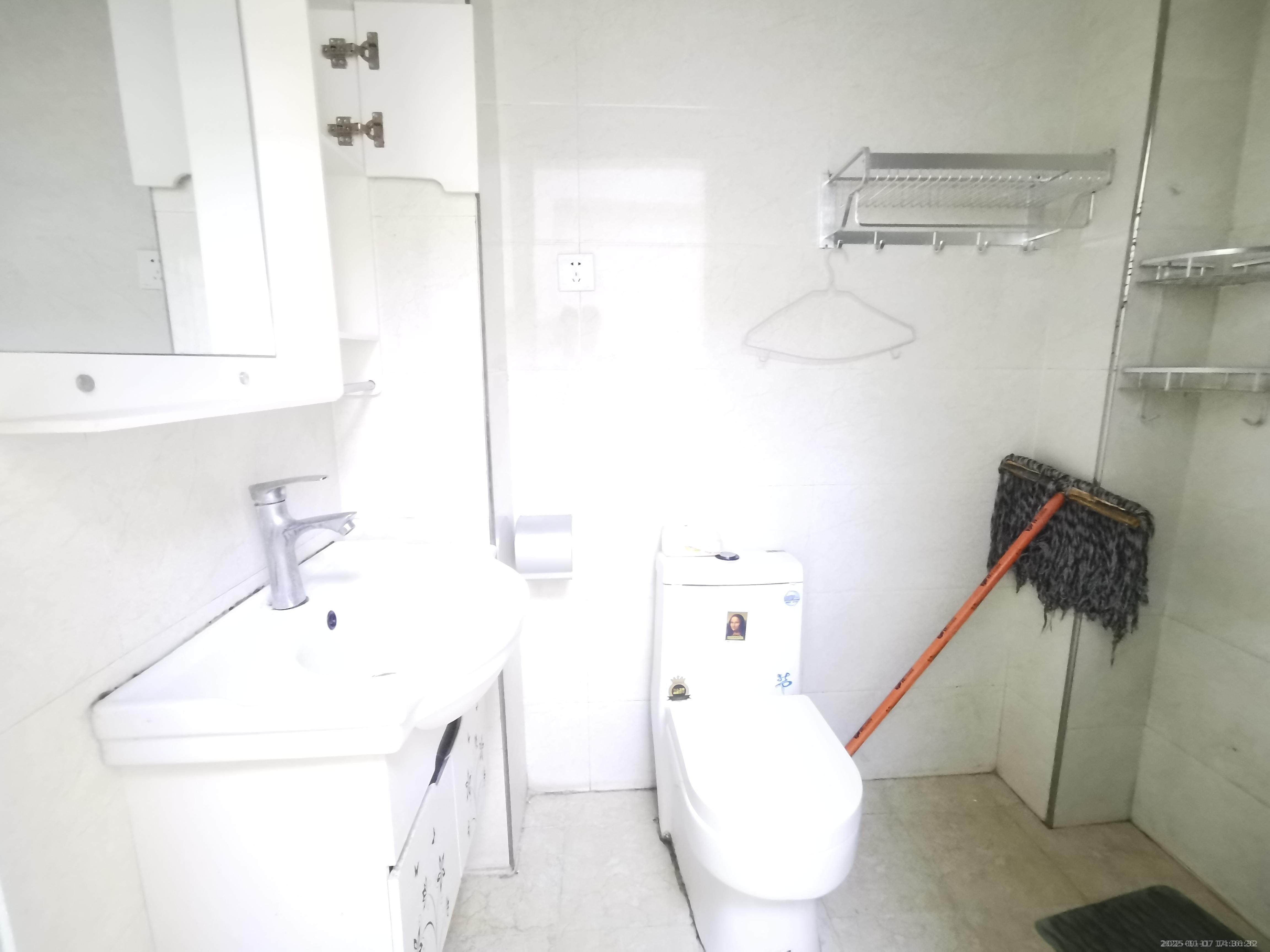 阳光100三期 2室2厅1卫 2200.0元/月 阳光100三期 2室2厅1卫 2200.0元/月室内图