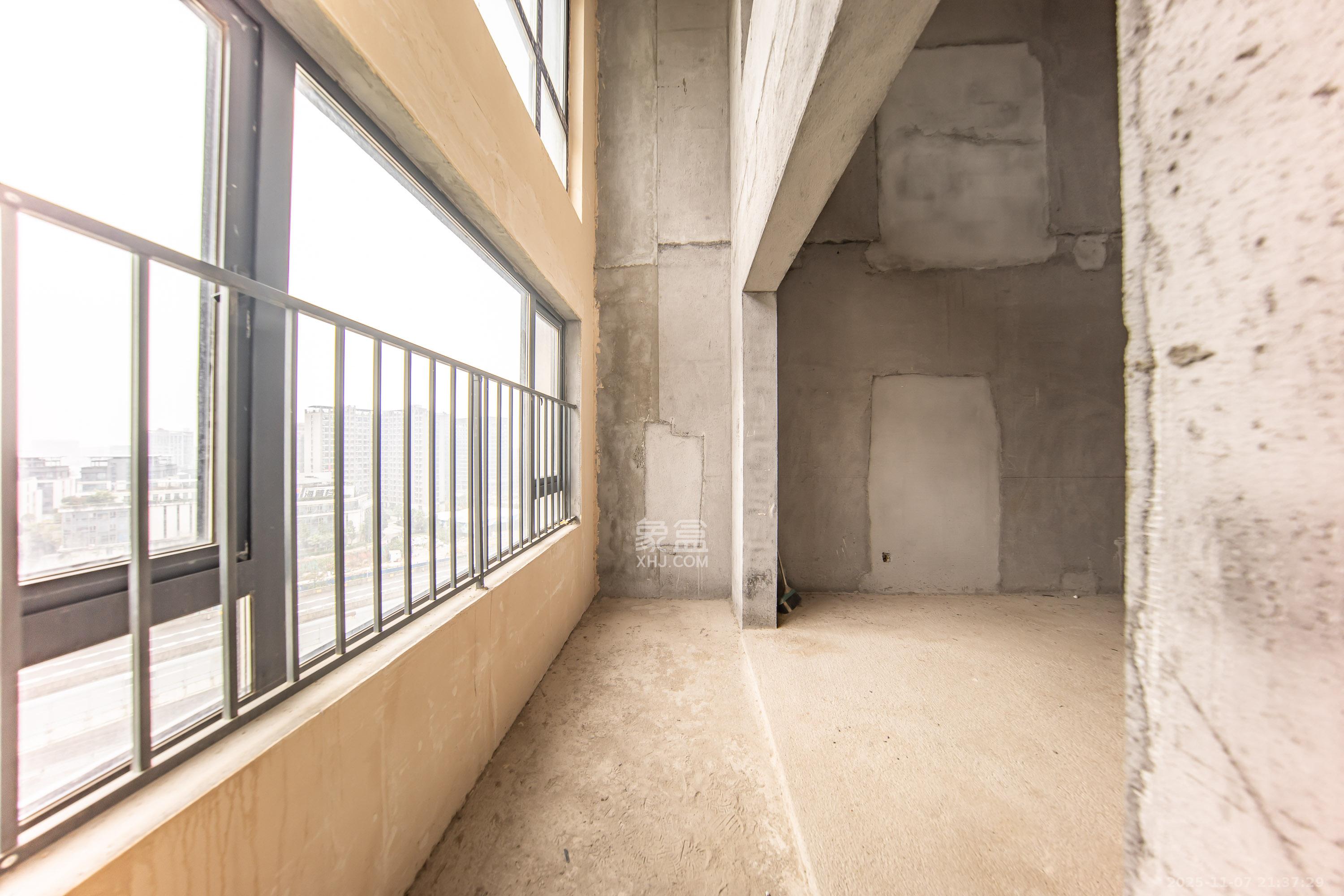 汉高学士府 4室2厅2卫 107.0万 汉高学士府 4室2厅2卫 107.0万阳台