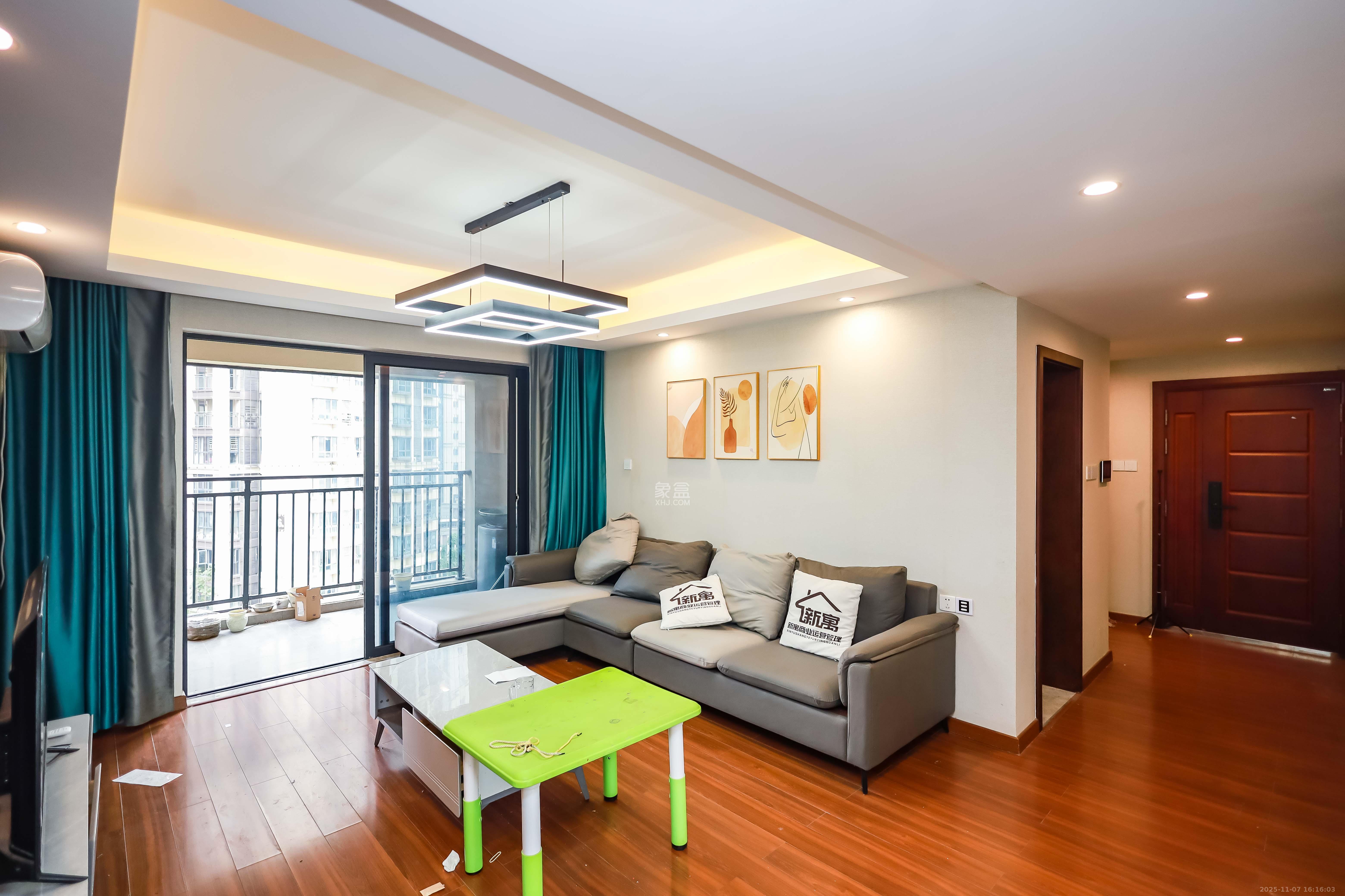 荣泰广场 4室2厅2卫 105.0万 荣泰广场 4室2厅2卫 105.0万客厅