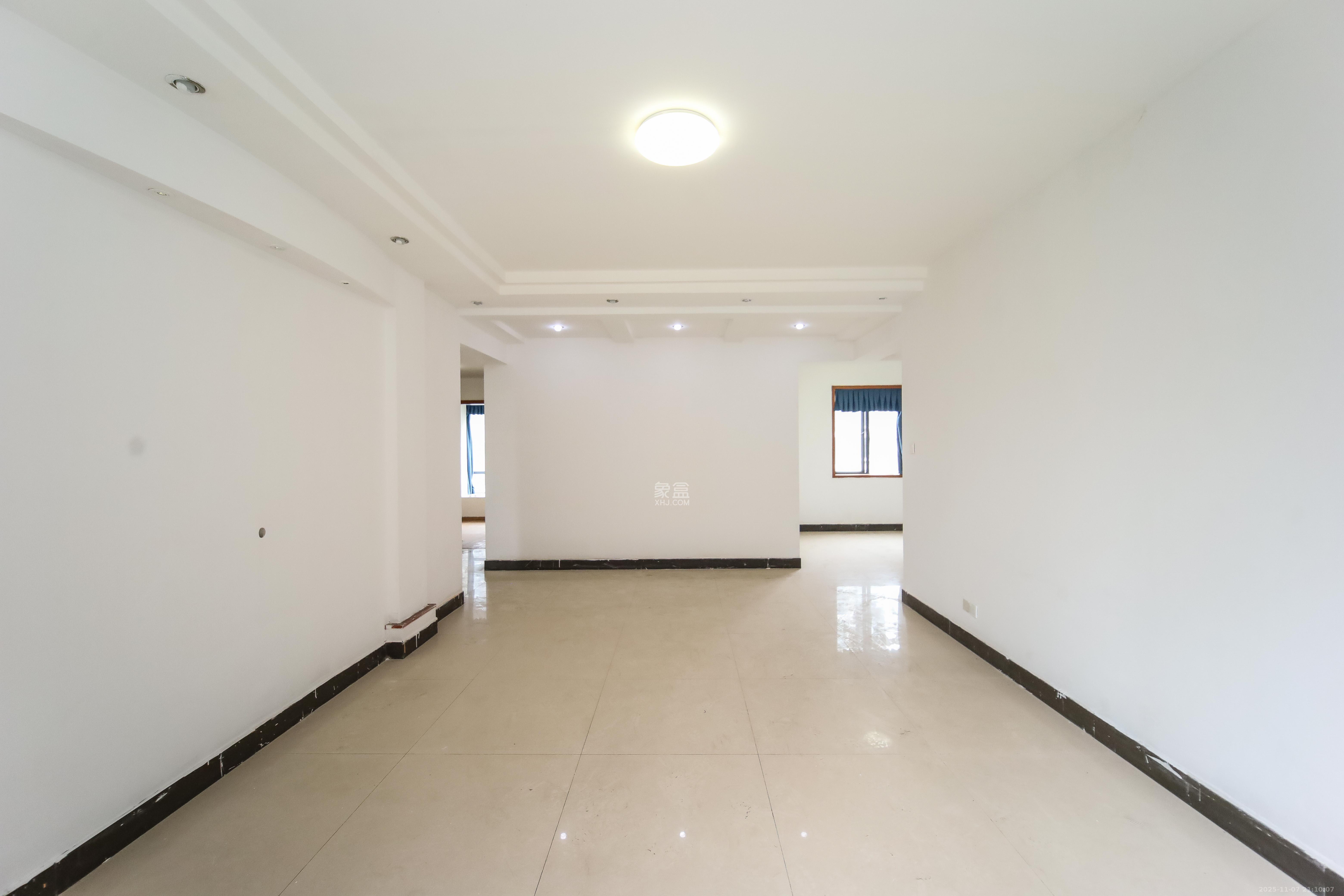 银港水晶城 3室2厅2卫 99.8万 银港水晶城 3室2厅2卫 99.8万客厅