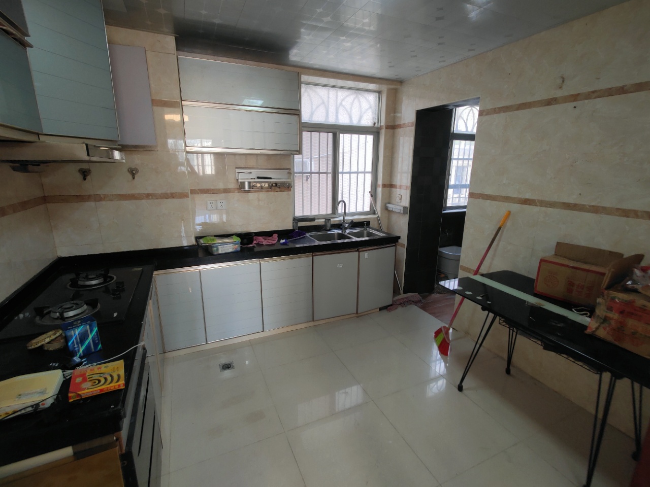 学苑公寓  4室2厅2卫    3200.0元/月室内图