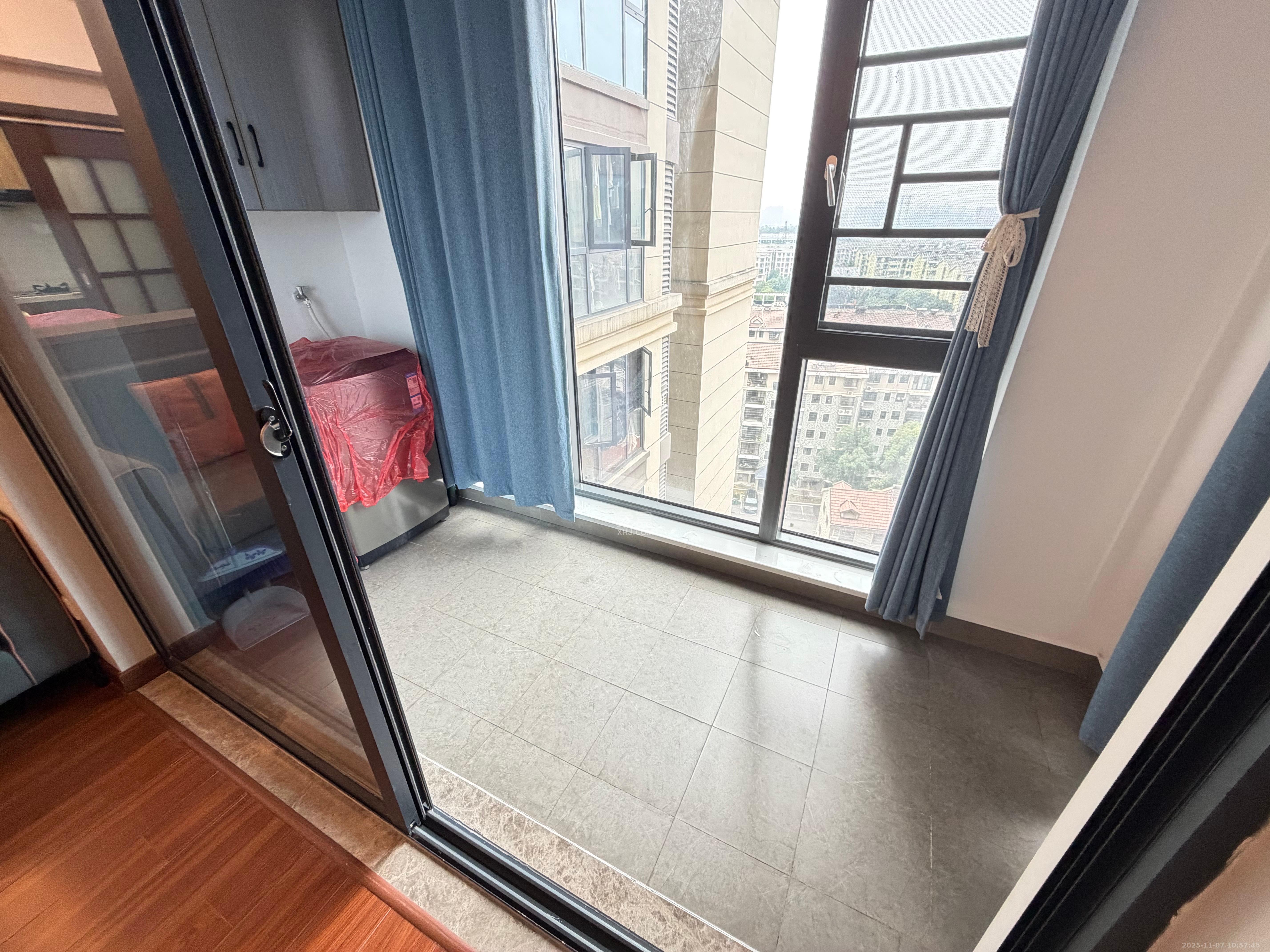 荣泰广场 3室2厅2卫 2800.0元/月 荣泰广场 3室2厅2卫 2800.0元/月室内图