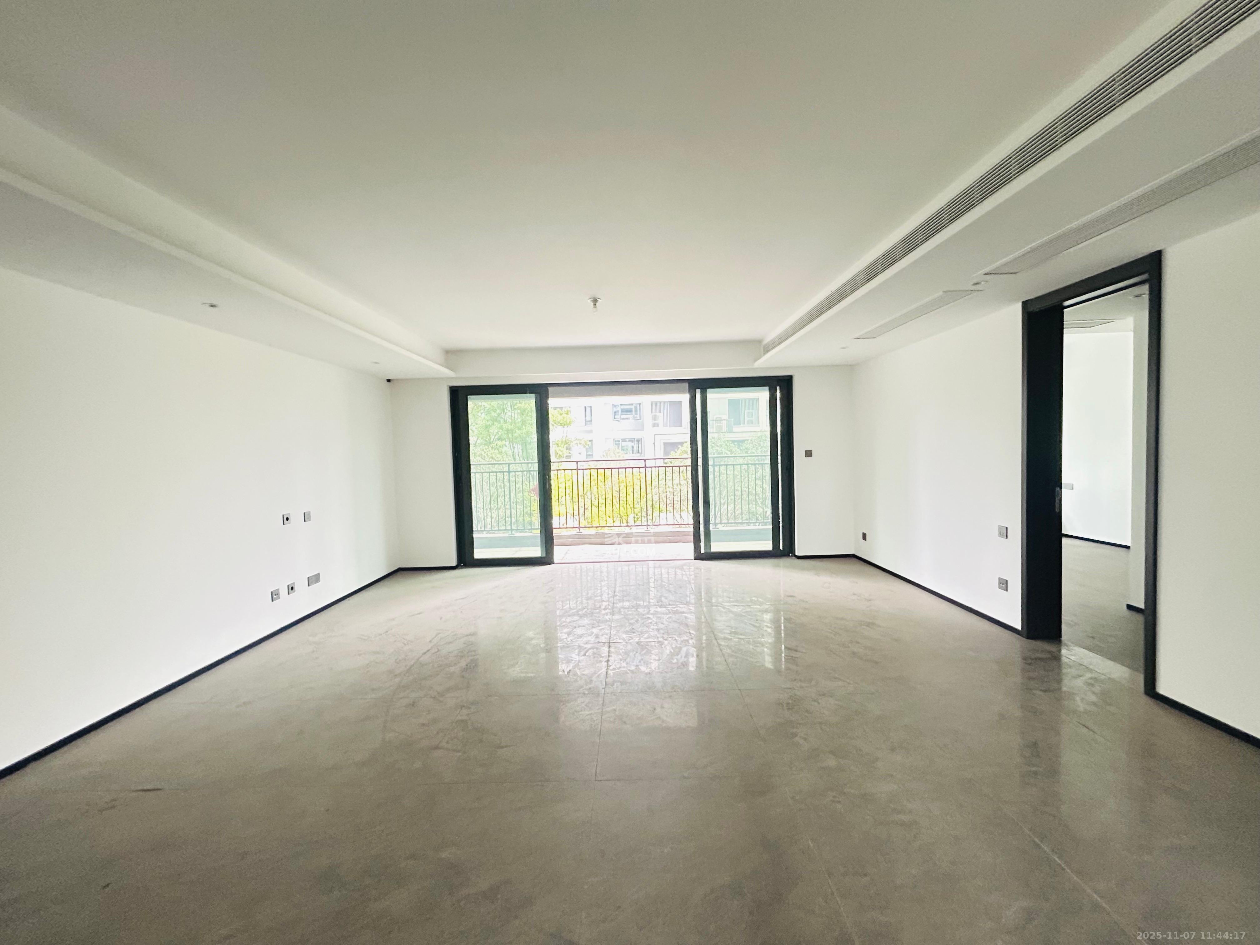 万科松湖天地  4室2厅2卫    220.0万