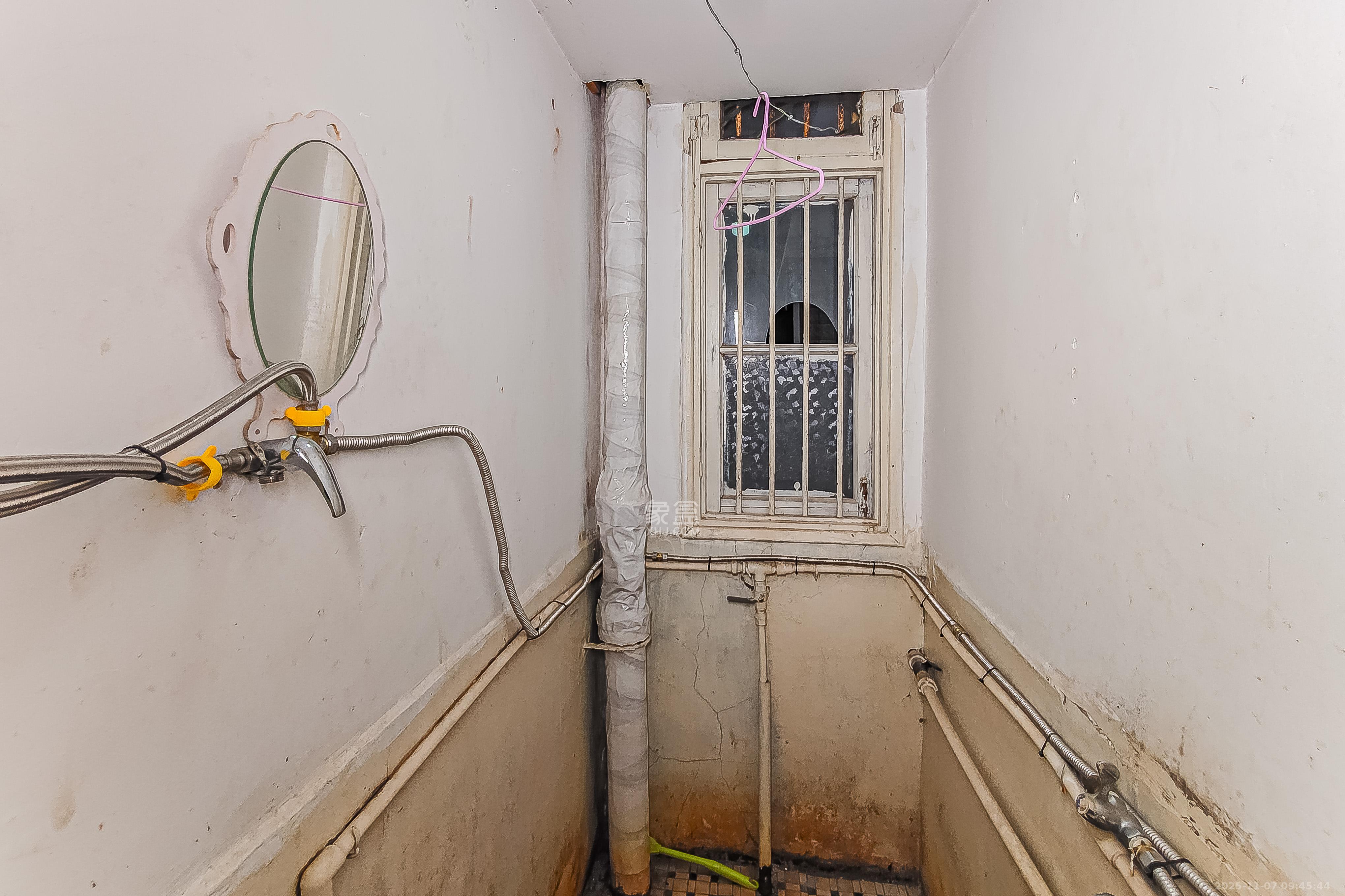 梨子山小区  2室1厅1卫    53.0万卫生间