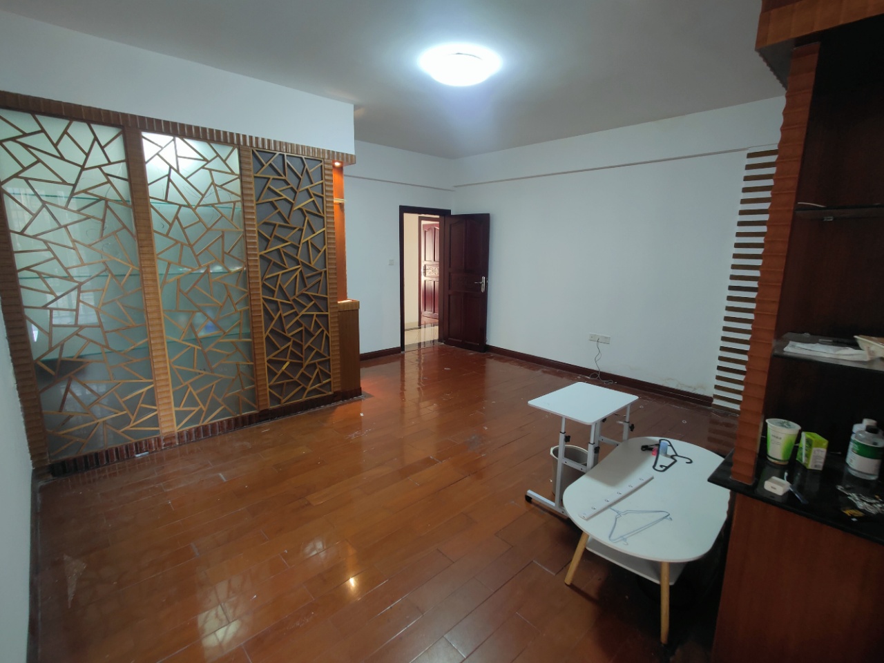 学苑公寓  4室2厅2卫    3200.0元/月室内图