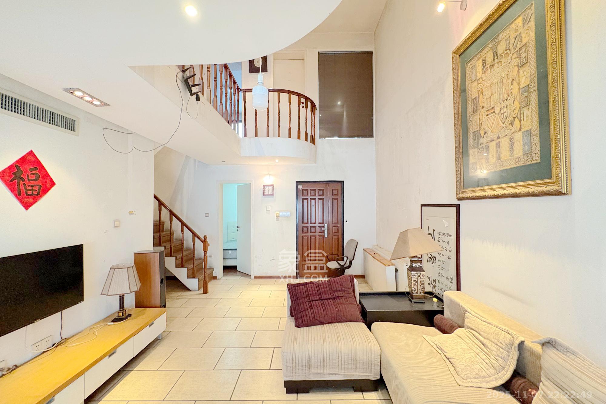 香格里嘉园  4室2厅2卫    150.0万客厅