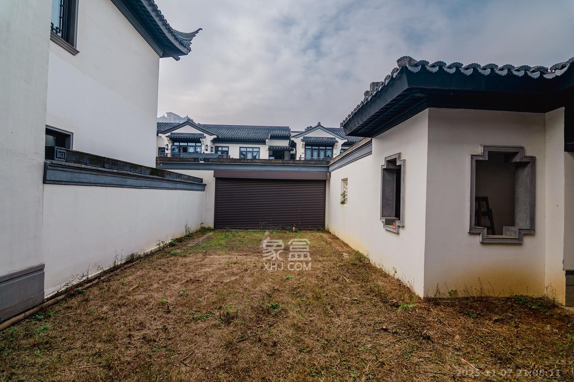 绿城高尔夫小镇  6室2厅2卫    900.0万其他