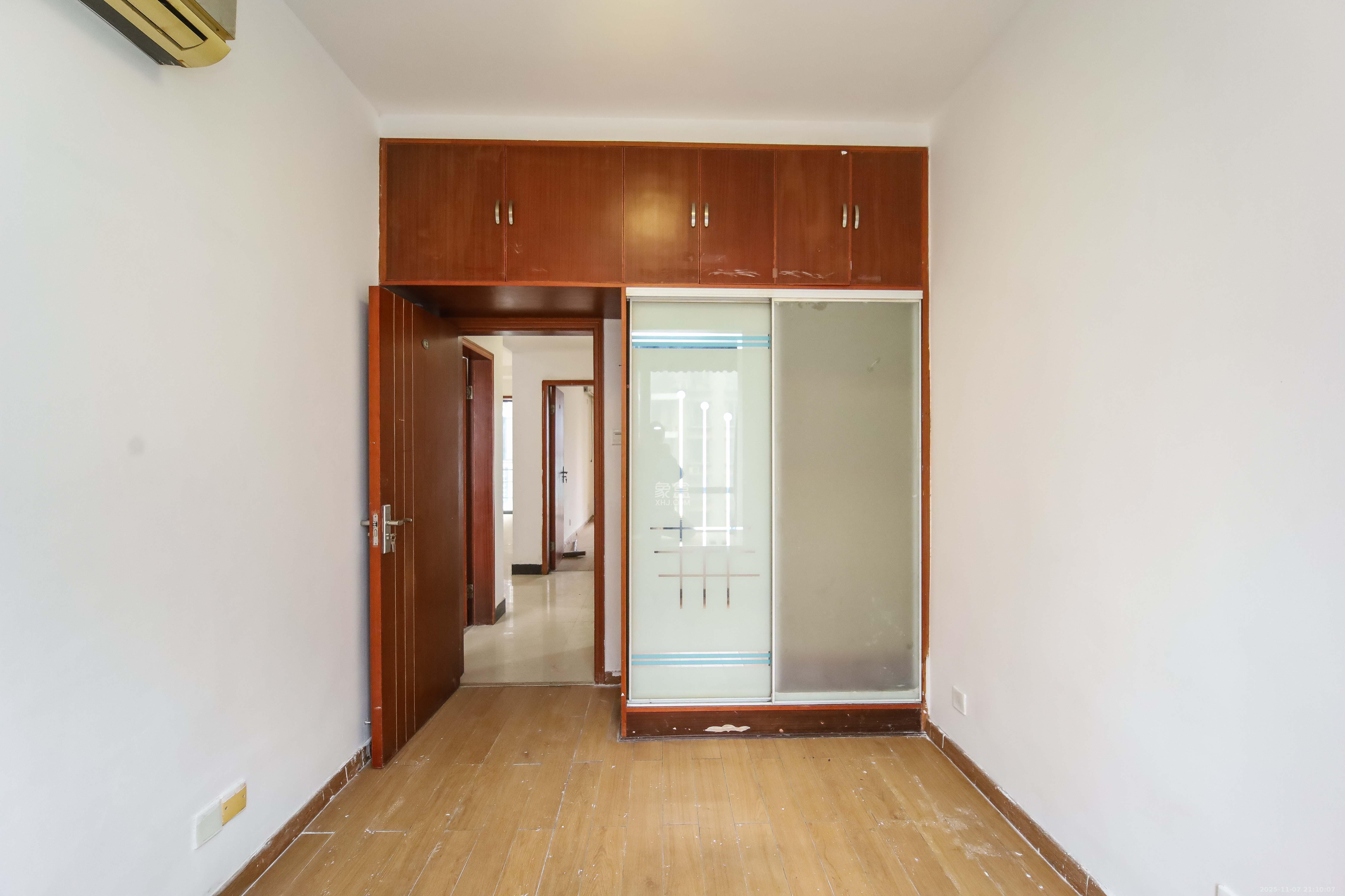 银港水晶城 3室2厅2卫 99.8万 银港水晶城 3室2厅2卫 99.8万卧室