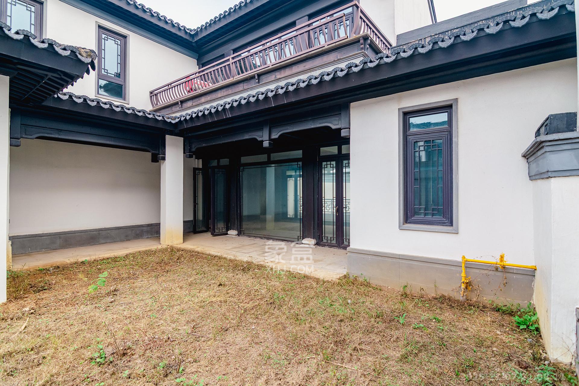 绿城高尔夫小镇  6室2厅2卫    900.0万其他