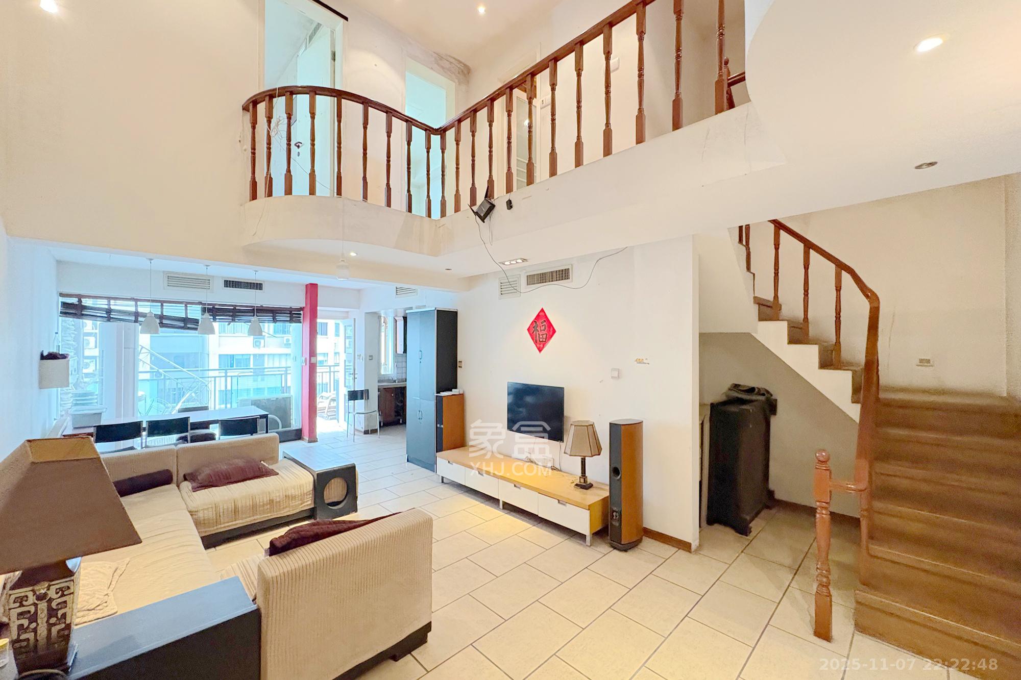 香格里嘉园  4室2厅2卫    150.0万客厅