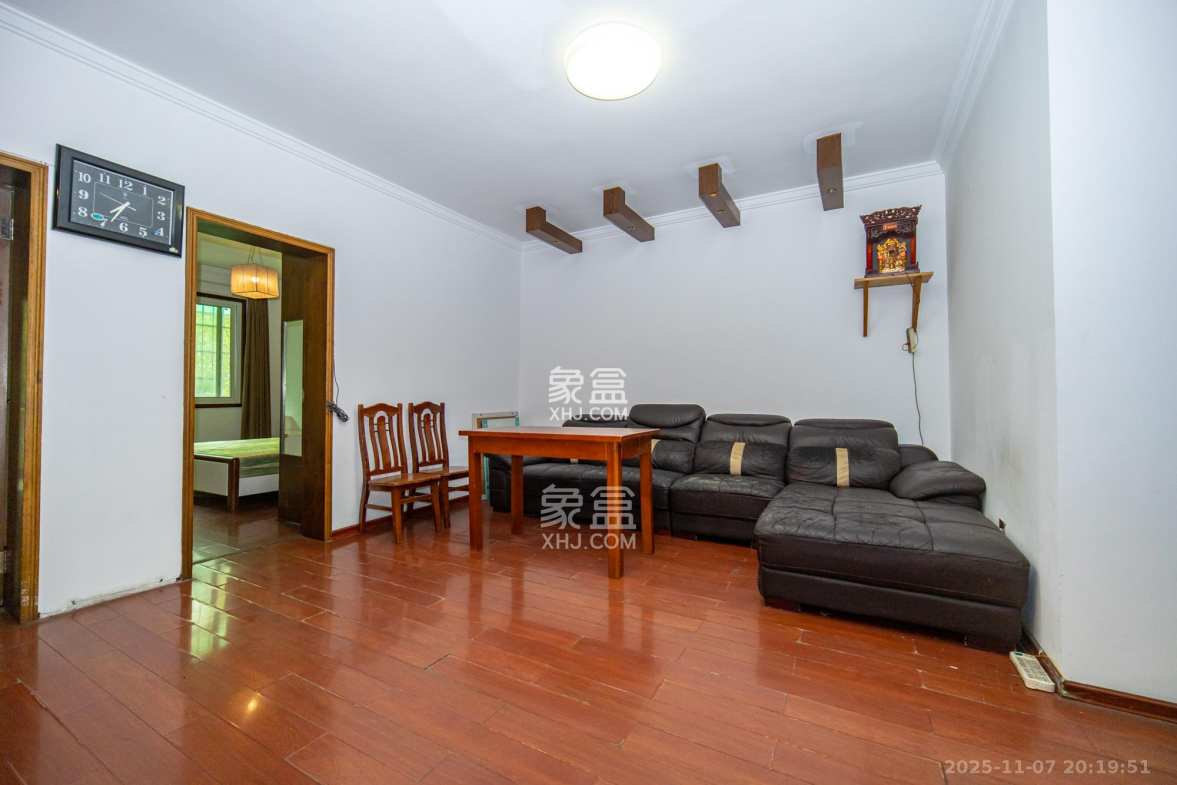 中南汽车世界 2室2厅1卫 29.8万 中南汽车世界 2室2厅1卫 29.8万客厅