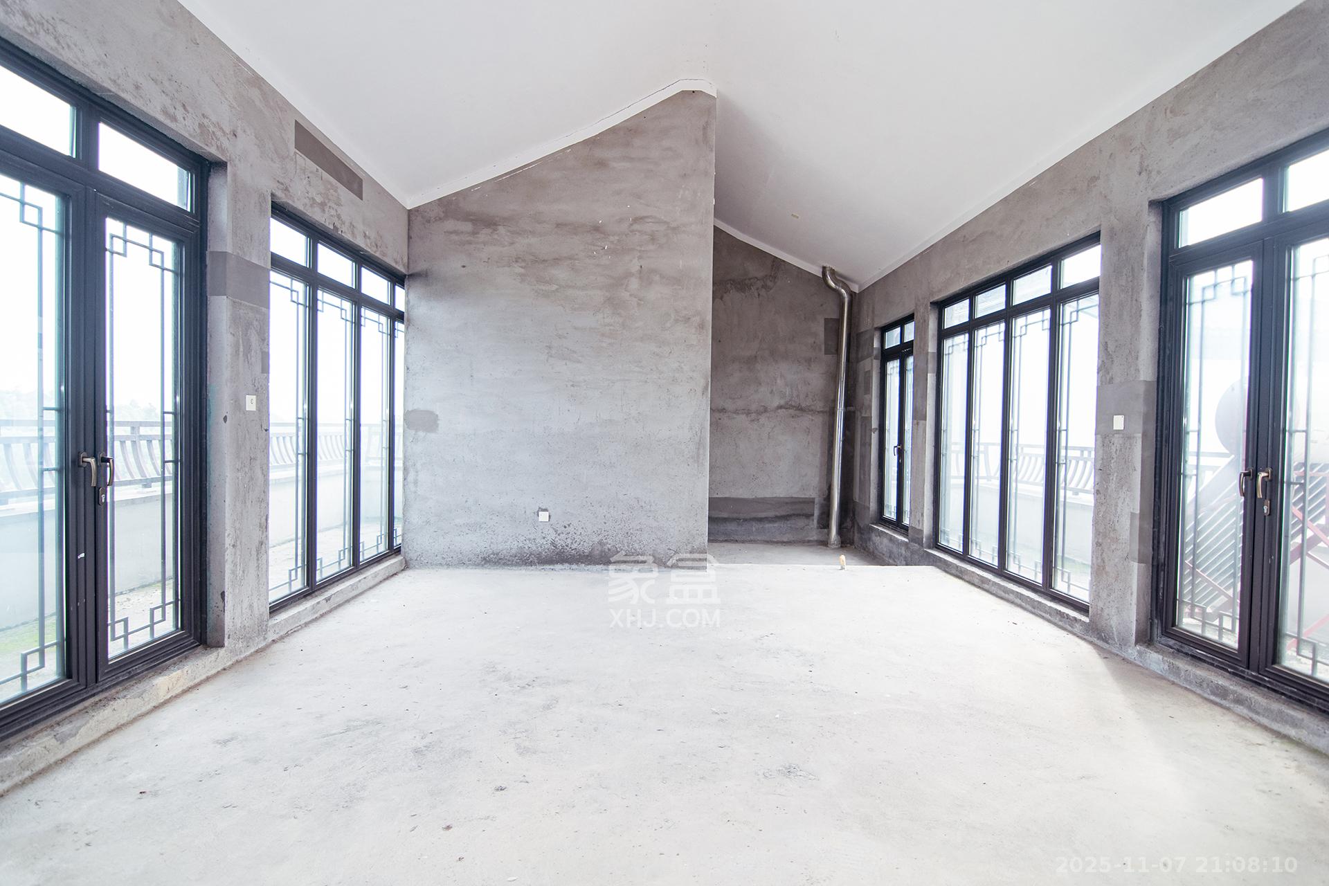 绿城高尔夫小镇  6室2厅2卫    900.0万卧室