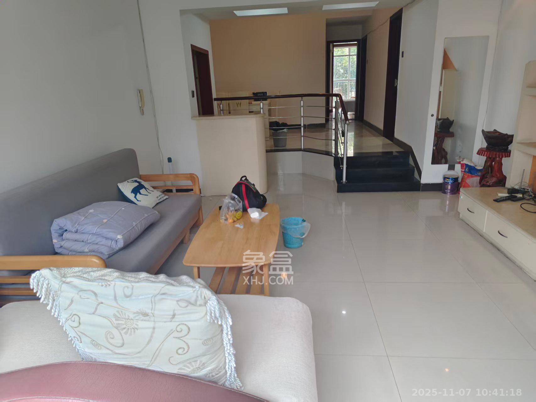 新世纪家园  3室2厅2卫    2700.0元/月