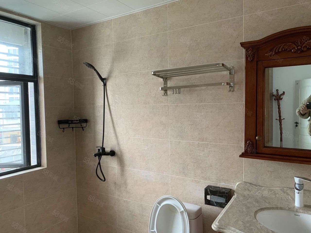 逸臣中央  3室2厅2卫    2000.0元/月室内图