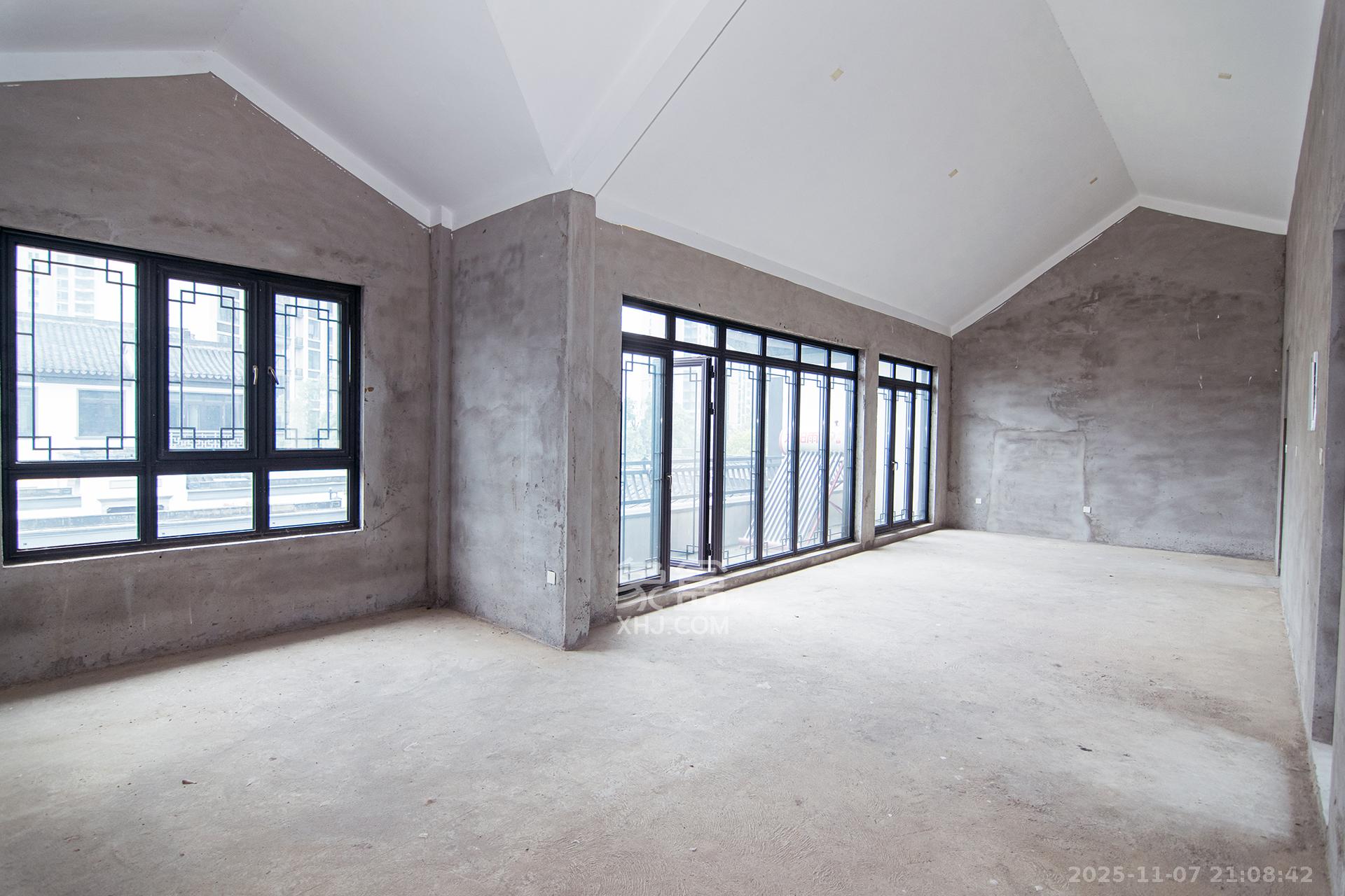 绿城高尔夫小镇 6室2厅4卫 390.0万 绿城高尔夫小镇 6室2厅4卫 390.0万卧室