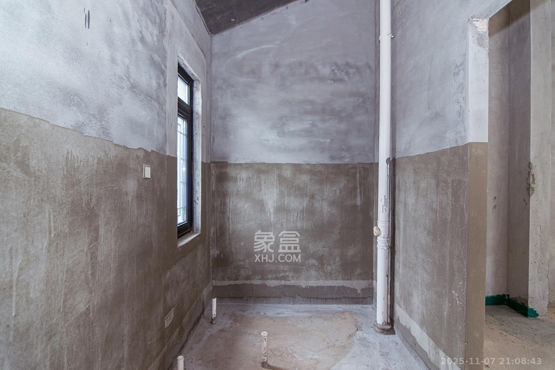 绿城高尔夫小镇  6室2厅4卫    390.0万卫生间