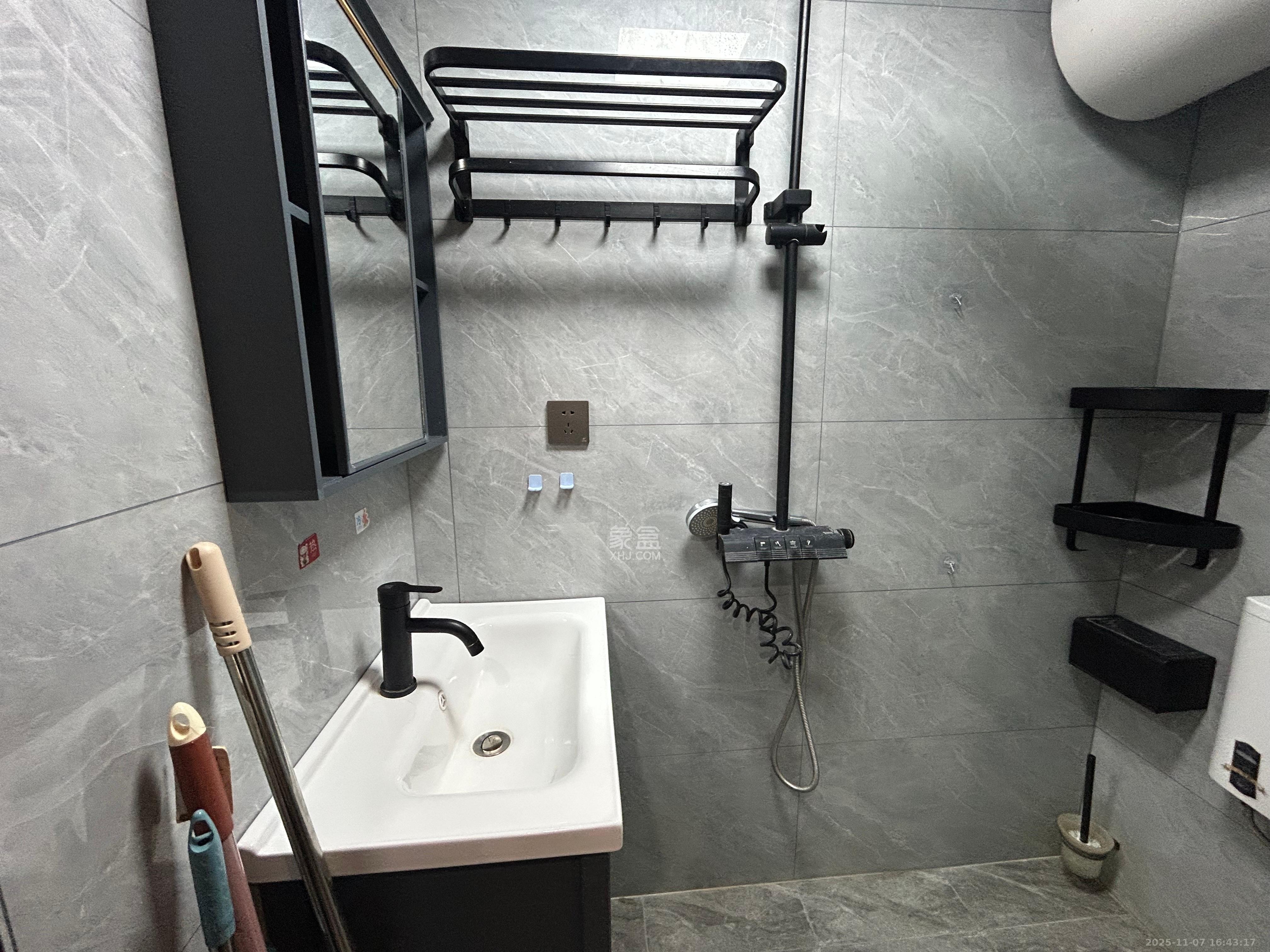 保利天禧EF区  1室1厅1卫    1650.0元/月室内图