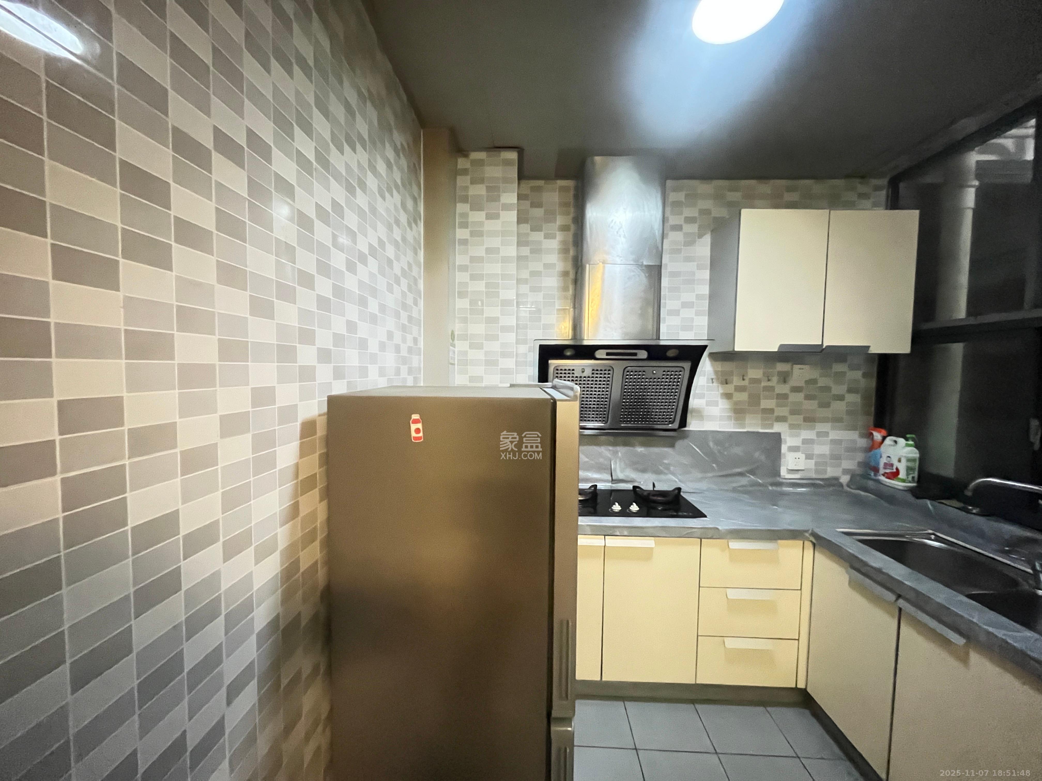 银港水晶城 2室2厅1卫 2200.0元/月 银港水晶城 2室2厅1卫 2200.0元/月室内图