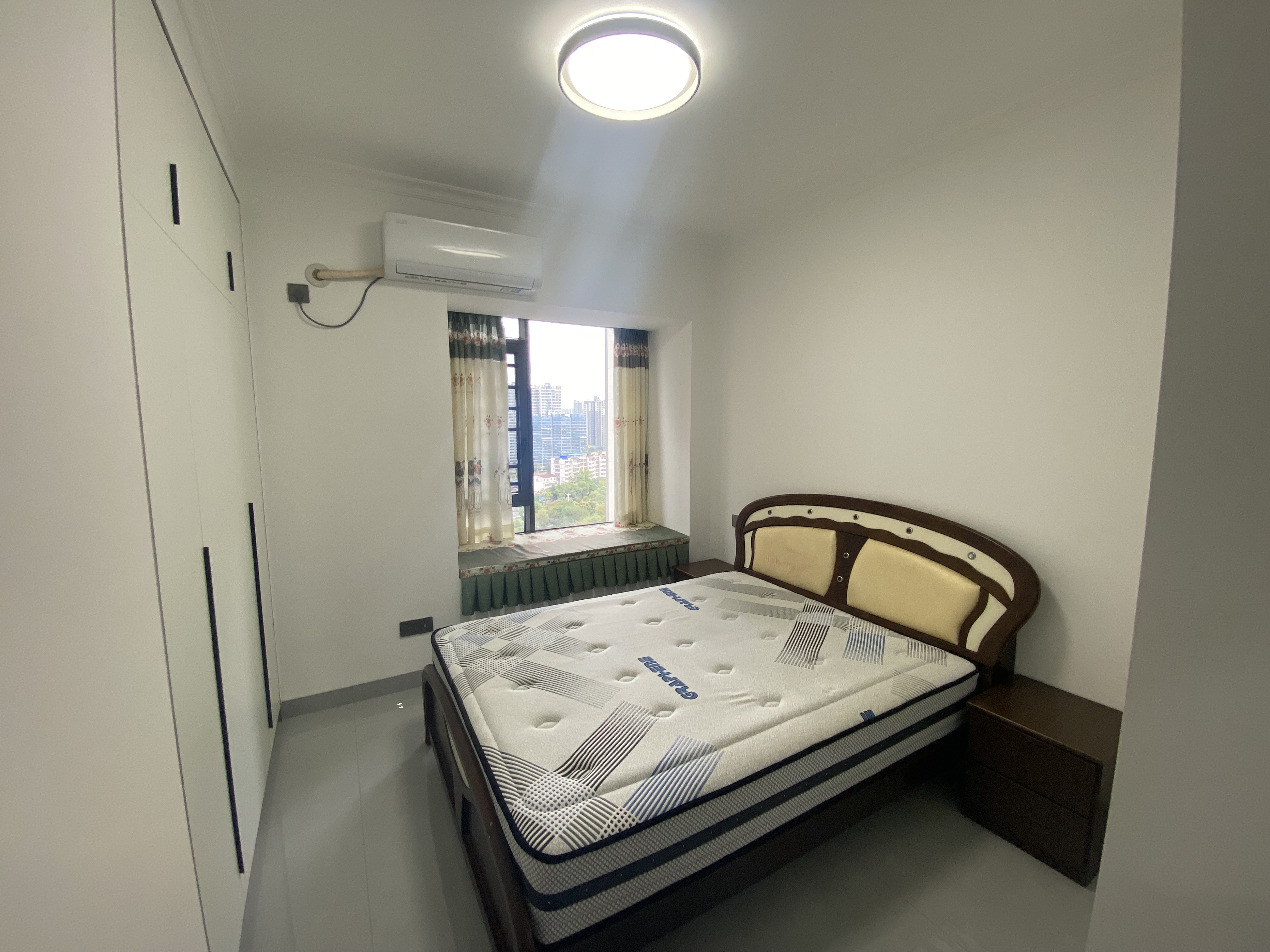 互助小区电梯房  3室1厅2卫    2000.0元/月室内图