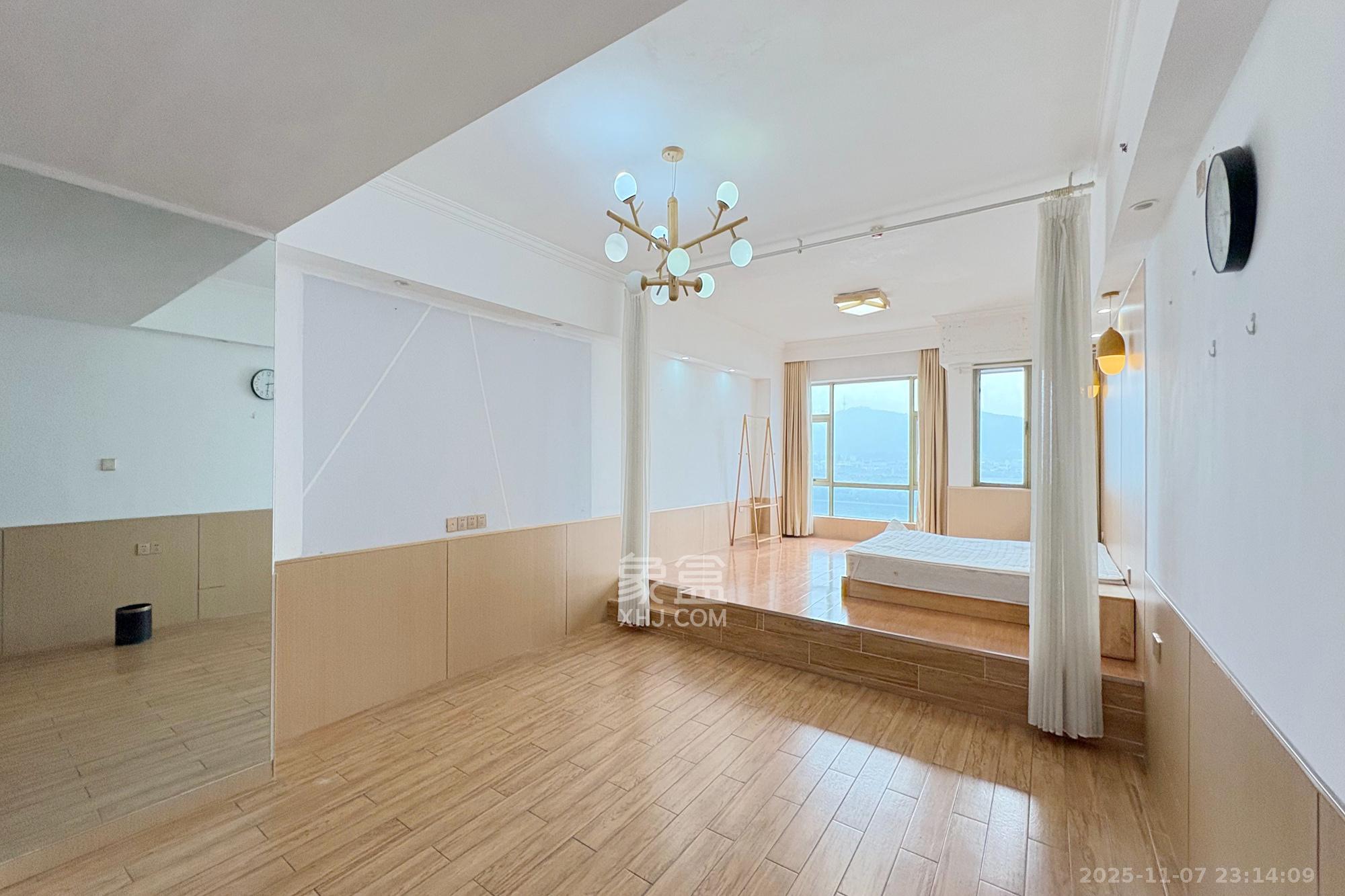 江岸丽都(江与城) 1室1厅1卫 83.0万 江岸丽都(江与城) 1室1厅1卫 83.0万客厅