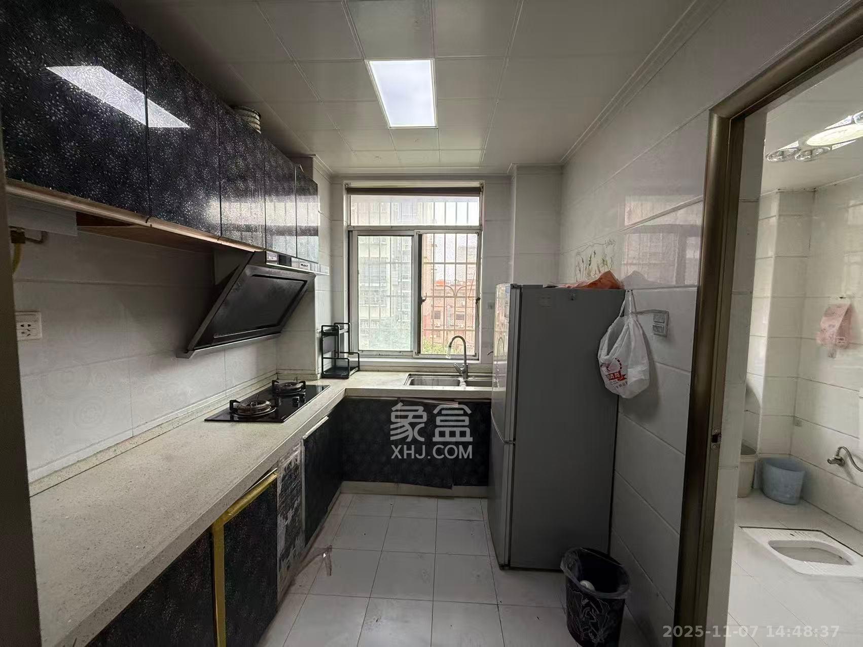 先锋新宇  1室2厅1卫    1800.0元/月室内图