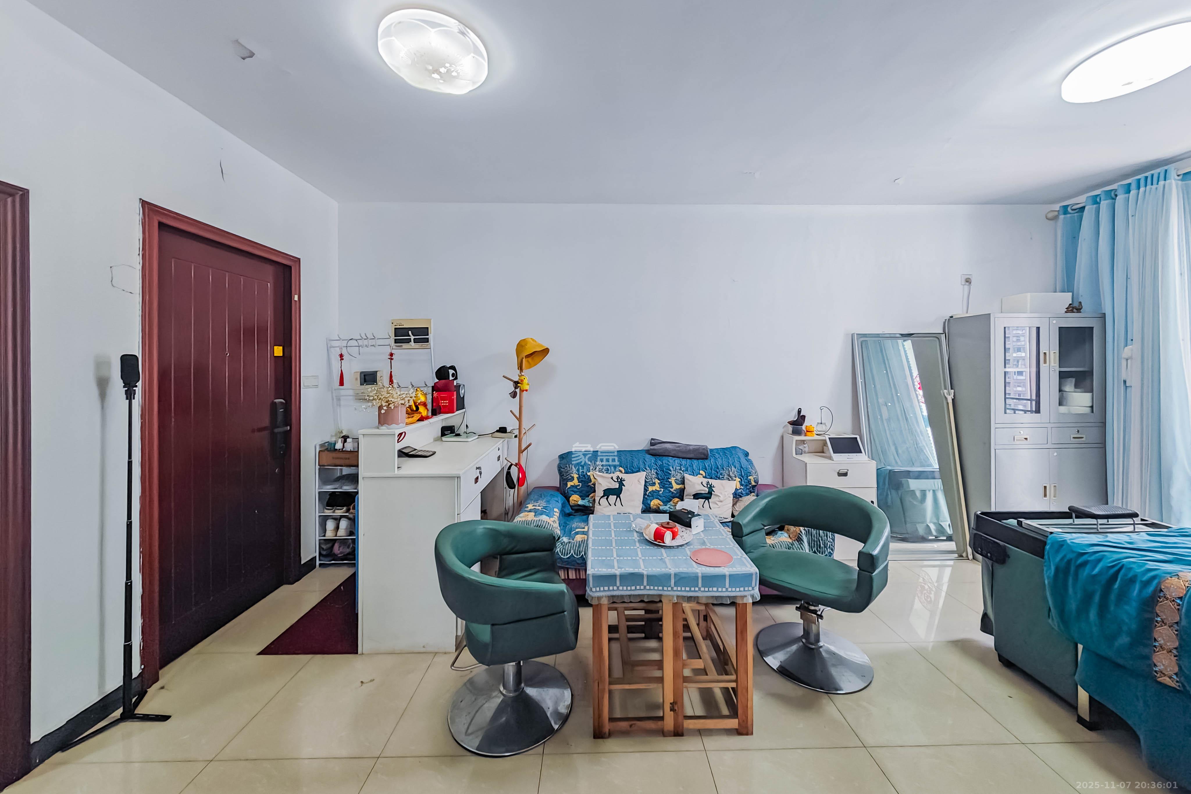 融科东南海 2室2厅2卫 70.0万 融科东南海 2室2厅2卫 70.0万客厅