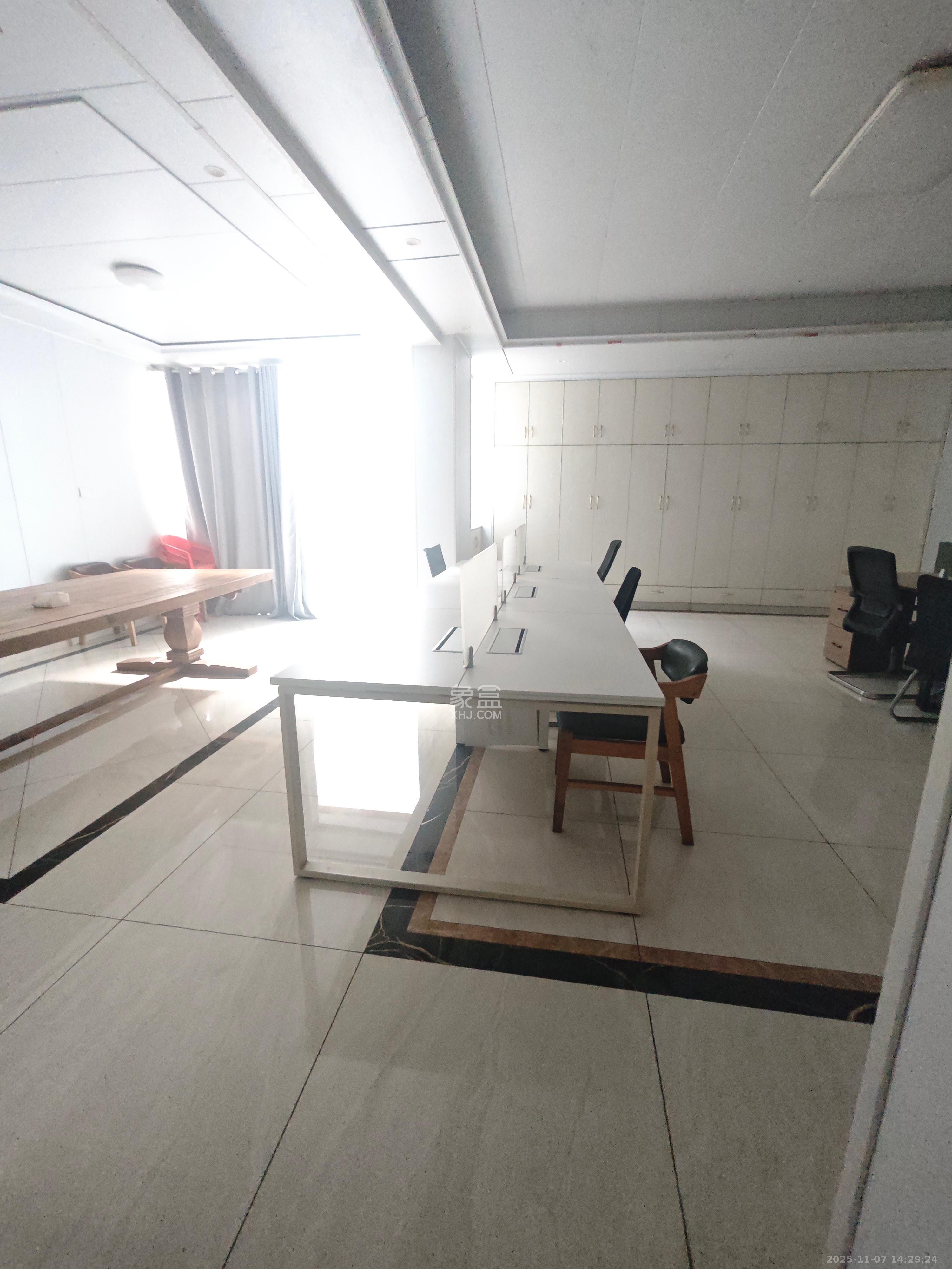 欧莱雅郡 5室2厅3卫 11500.0元/月 欧莱雅郡 5室2厅3卫 11500.0元/月室内图