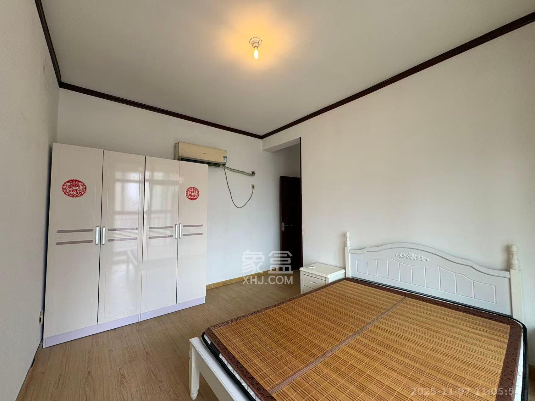 西点公园里  2室2厅1卫    2200.0元/月室内图