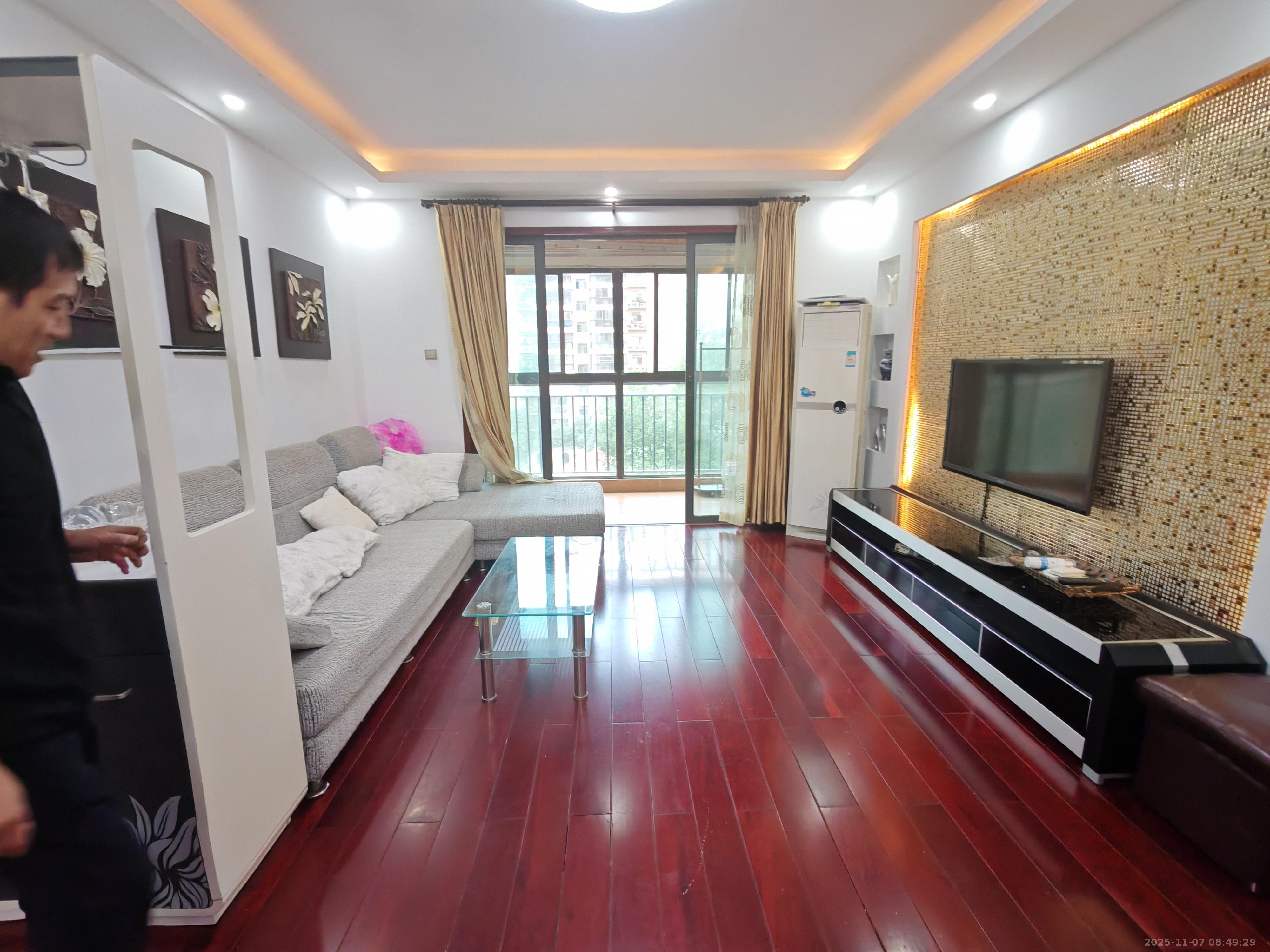 钱隆樽品(一、二、三期)  3室2厅1卫    2200.0元/月