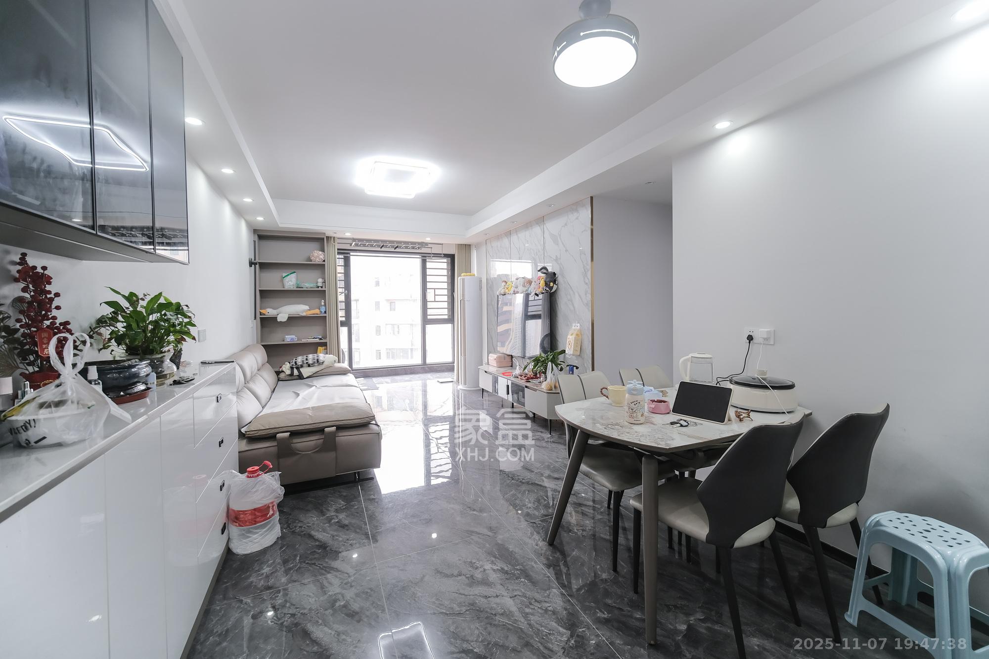 保利香槟国际 3室2厅1卫 79.0万 保利香槟国际 3室2厅1卫 79.0万客厅