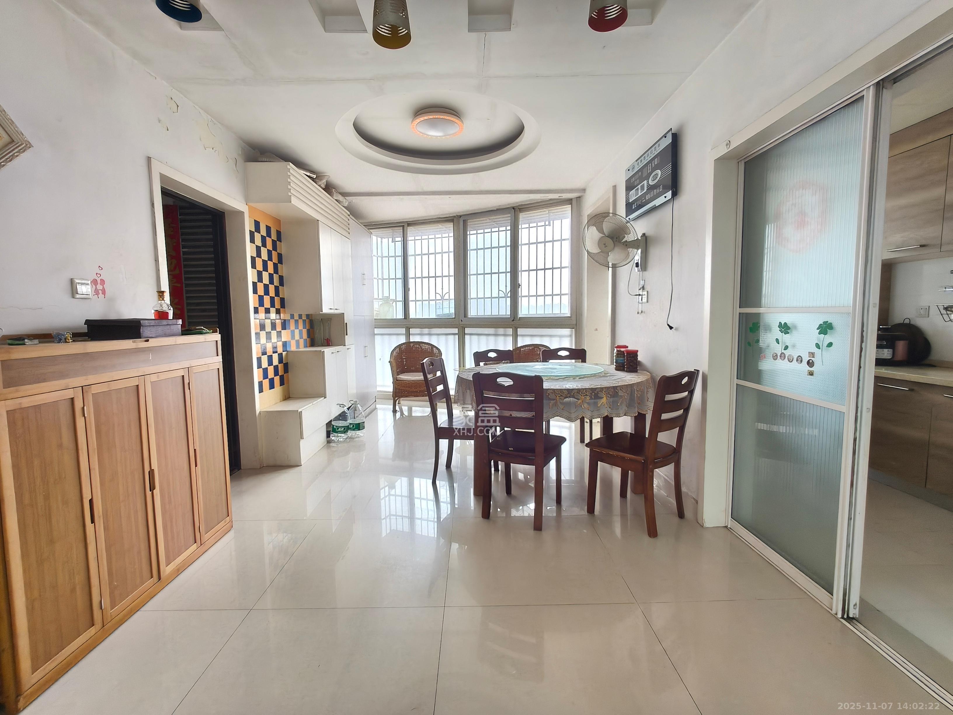 幸福洋房  3室2厅2卫    1900.0元/月室内图