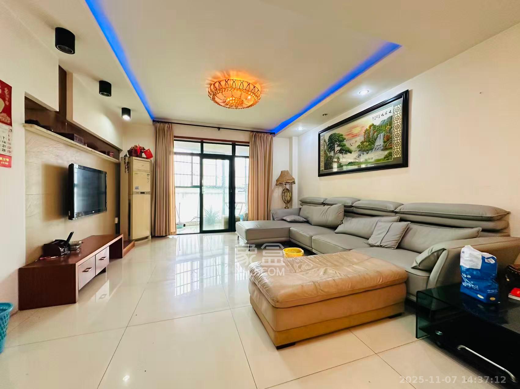 佳阳悦景馨都  3室2厅2卫    2300.0元/月室内图