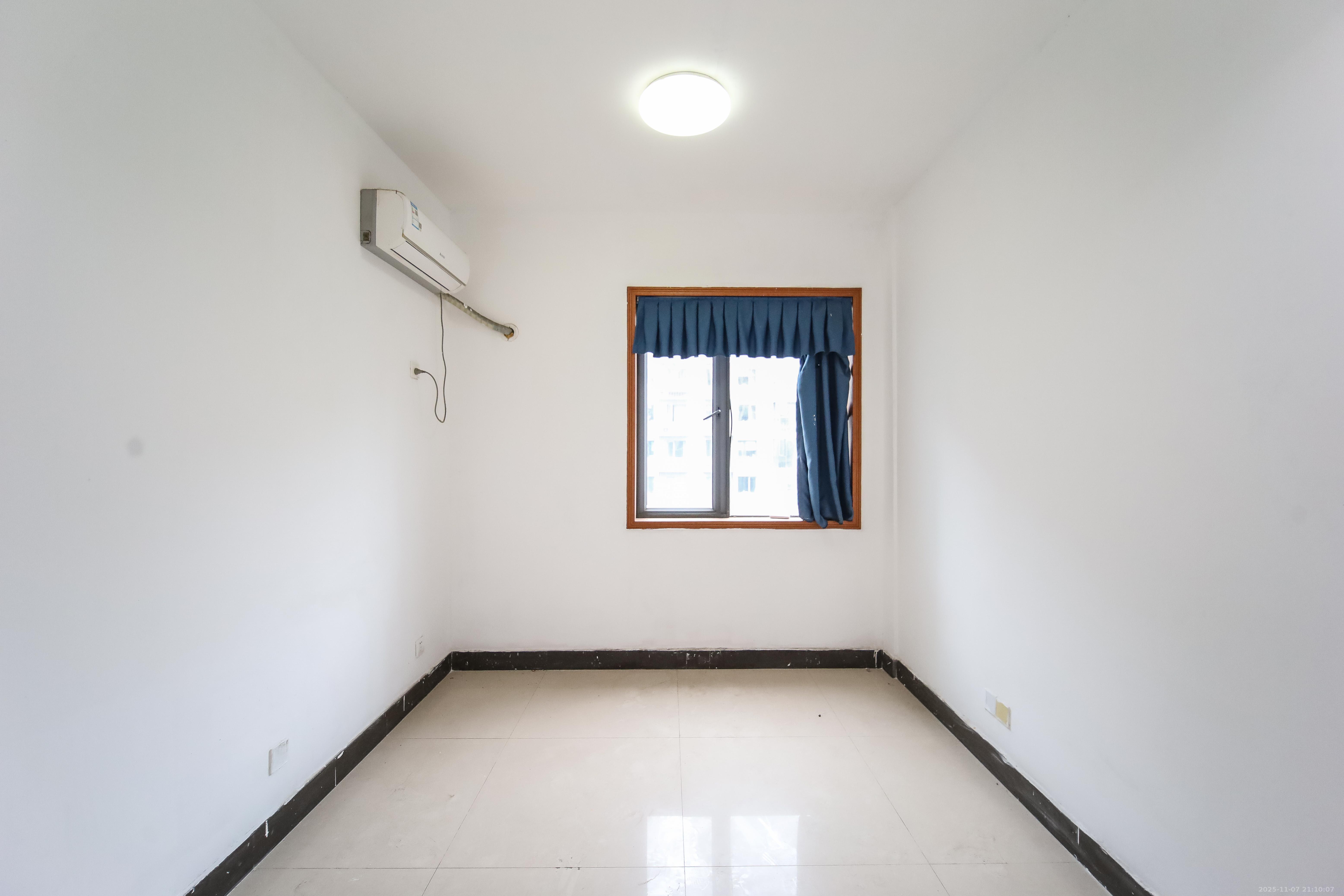 银港水晶城 3室2厅2卫 99.8万 银港水晶城 3室2厅2卫 99.8万卧室