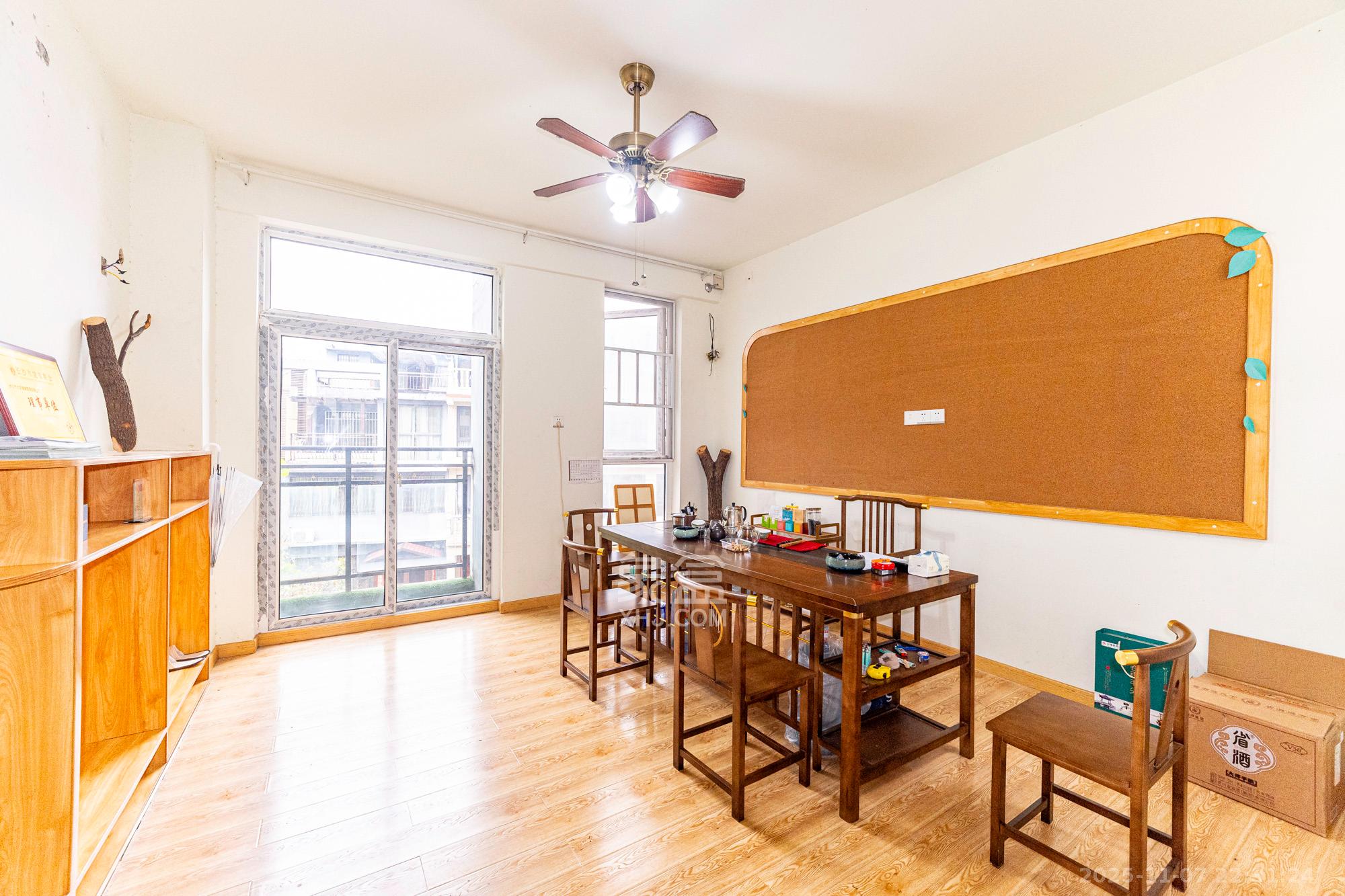 山水湾  5室2厅2卫    410.0万卧室