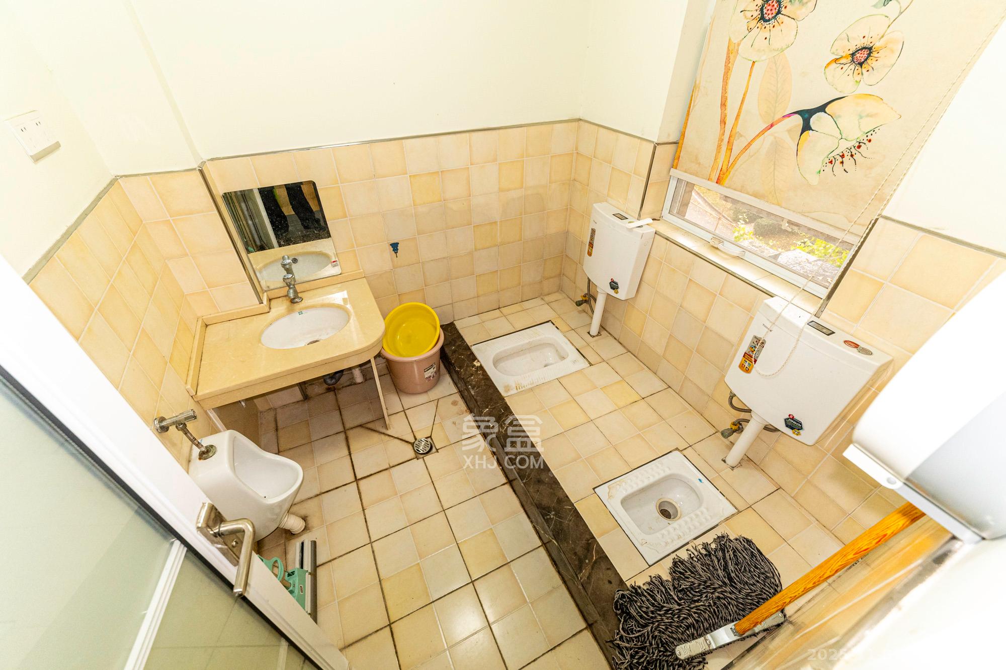 山水湾  5室2厅2卫    410.0万卫生间