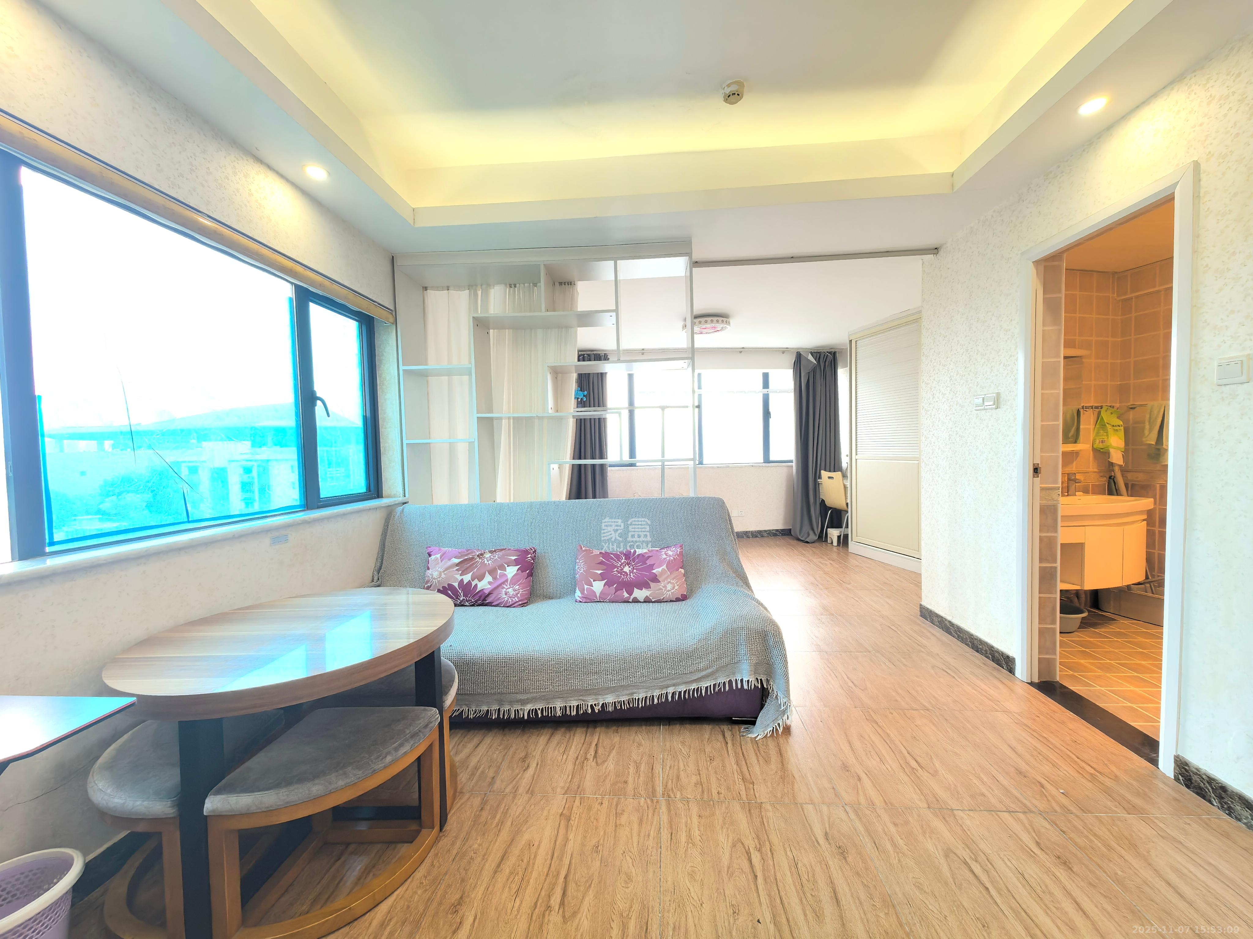 观园国际公寓  1室1厅1卫    2200.0元/月室内图