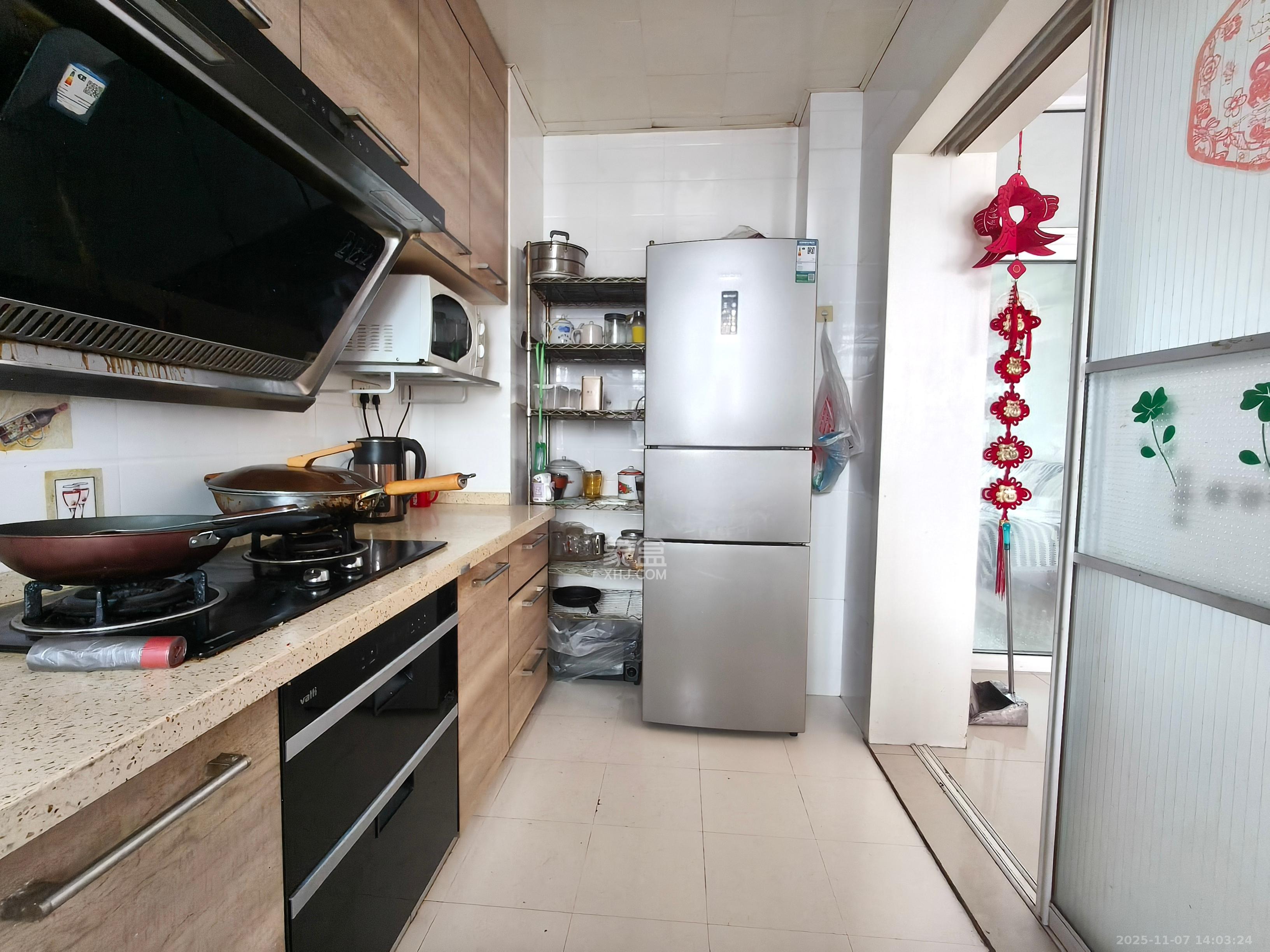 幸福洋房  3室2厅2卫    1900.0元/月室内图