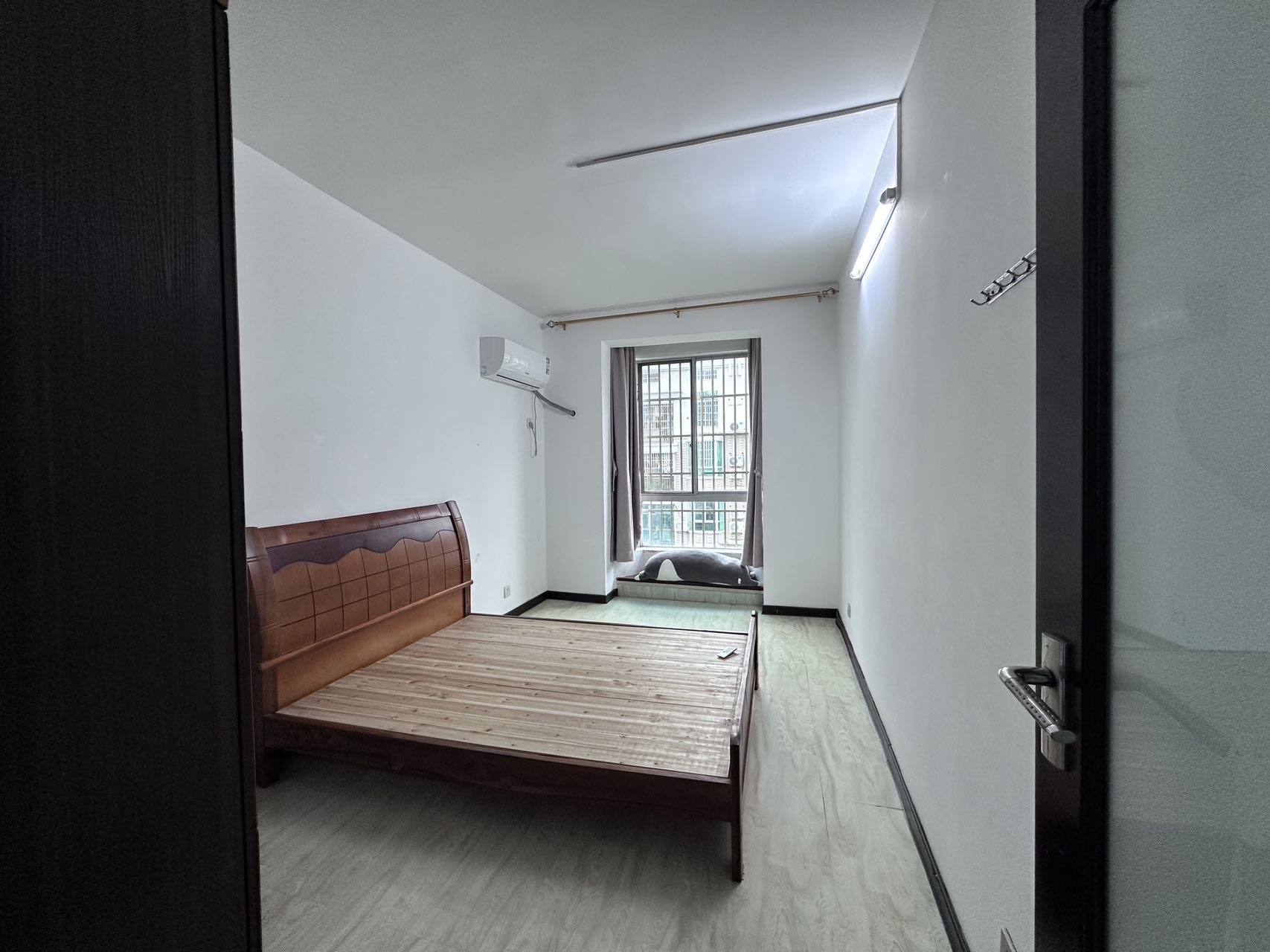 绿色佳园 3室2厅2卫 140.0万 绿色佳园 3室2厅2卫 140.0万客厅